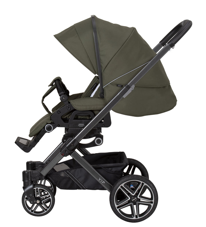 Kinderwagen mit Sportsitz und ausgeklappter Sonnenblende