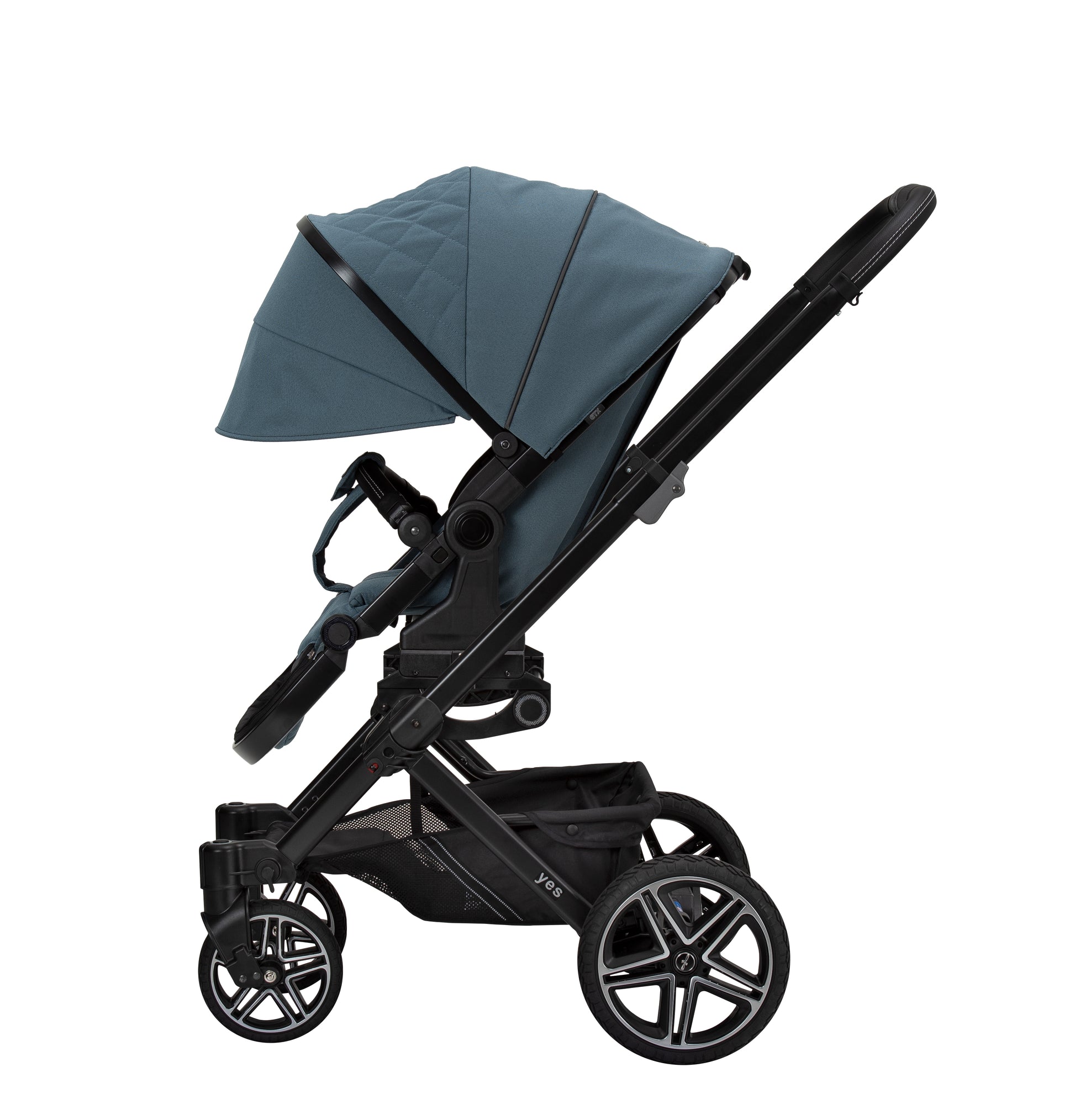 Kinderwagen mit ergonomischer Sitzeinheit und ausgeklappter Sonnenblende