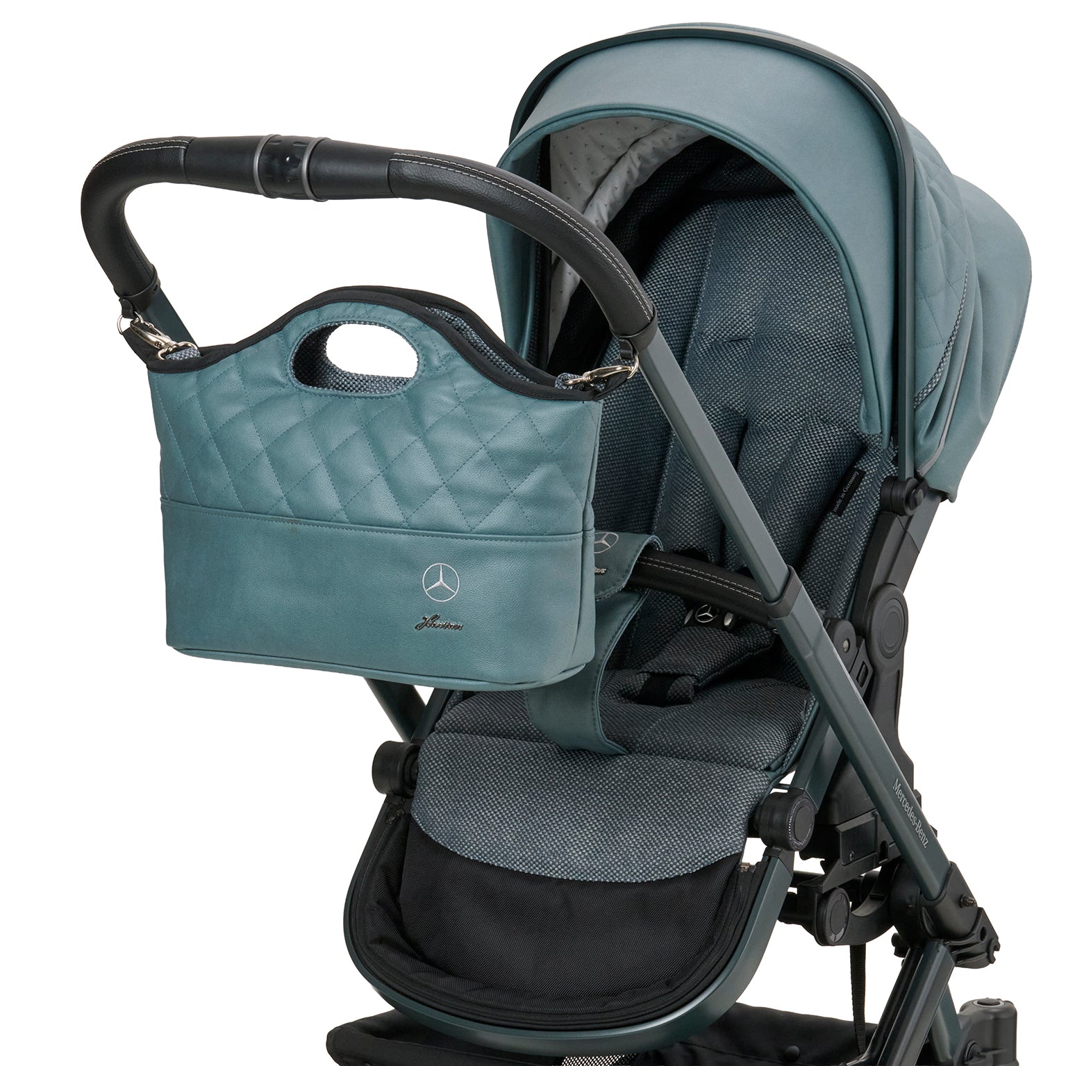 Bag2Go in 611 / Verde Silber  mit mehreren Innenfächern und Schultergurt.
Der obere Teil der Tasche ist gesteppt.
Am Kinderwagengestell befestigt.
Schräge Vorderansicht.