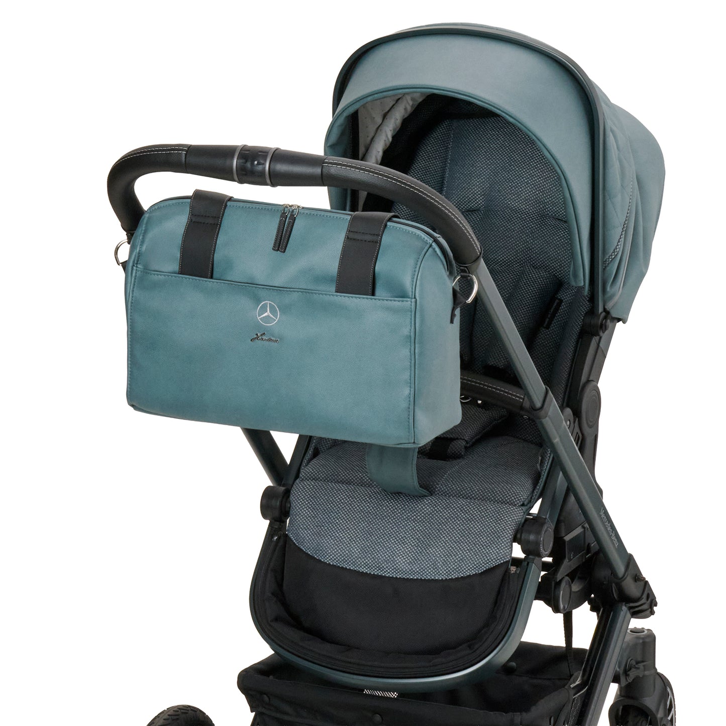 Mercedes Benz Wickeltasche 611 / Verde Silber mit Vorrichtung am Sportwagen befestigt.
Schräge Vorderansicht.