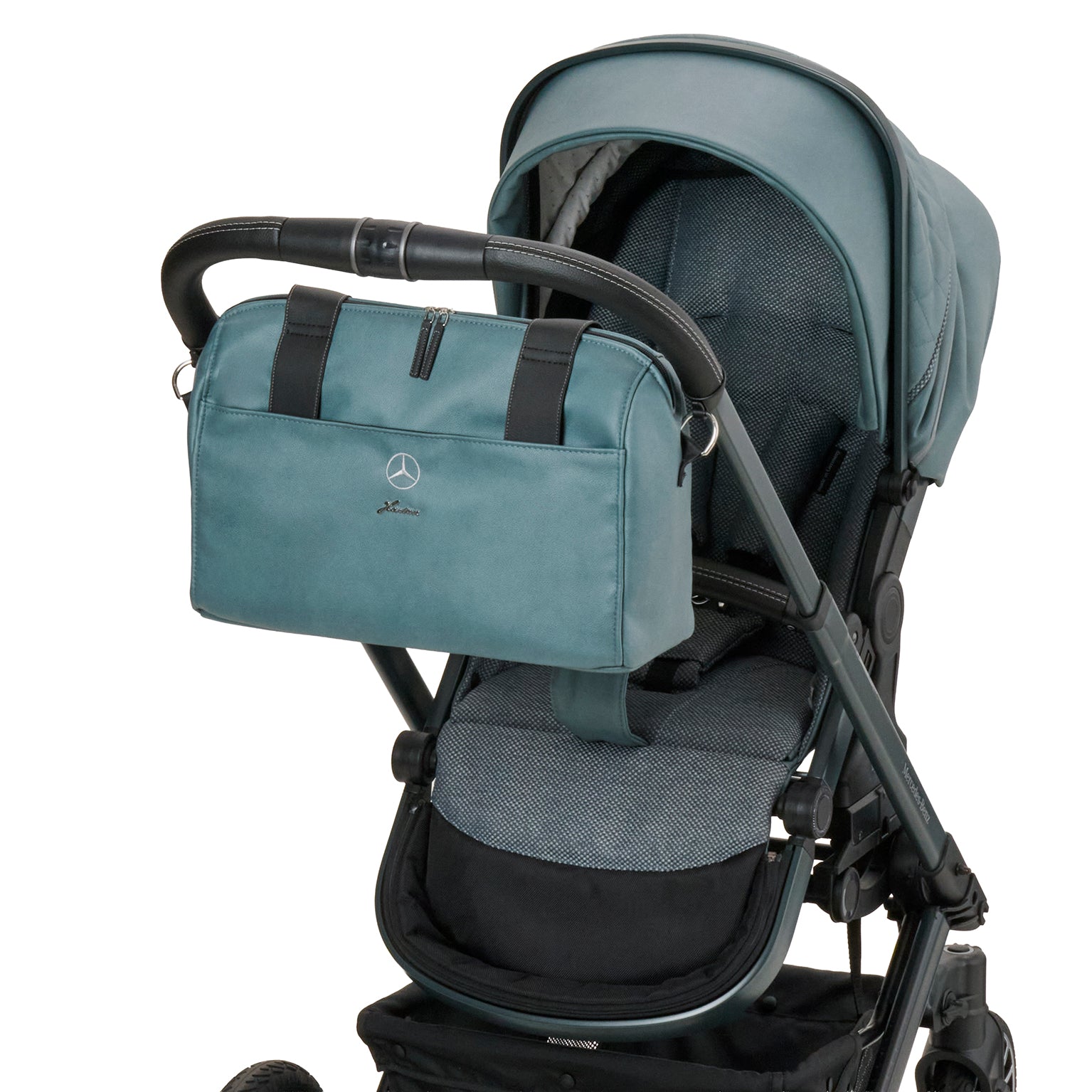 Mercedes Benz Wickeltasche 611 / Verde Silber mit Vorrichtung am Sportwagen befestigt.
Schräge Vorderansicht.