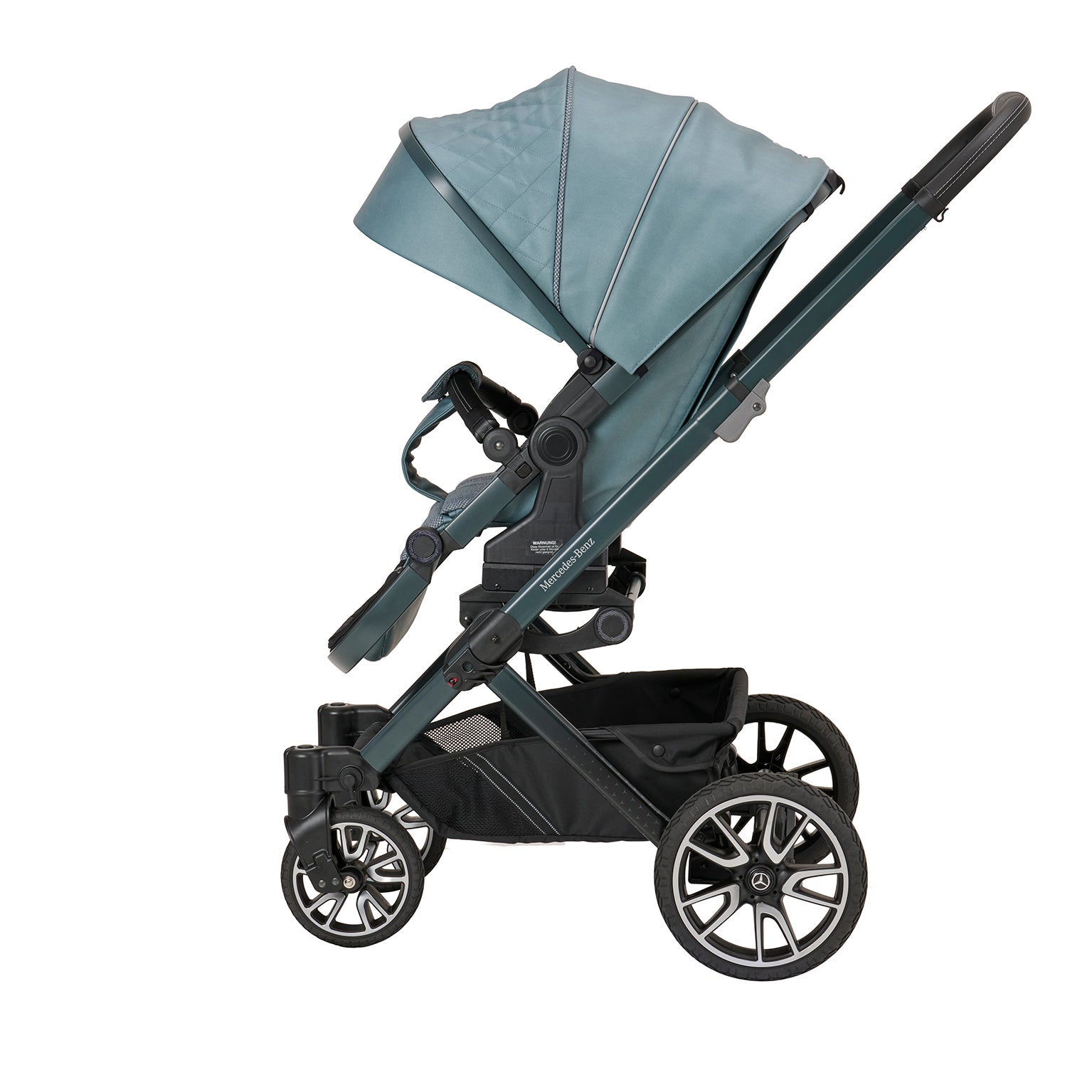 Kinderwagen in 611 /  Verde Silber mit verstellbarem Sportsitz und großem Sonnenverdeck.
Verdeck halb herausgeklappt.
Gestell in Granitgrau.
Seitenansicht.