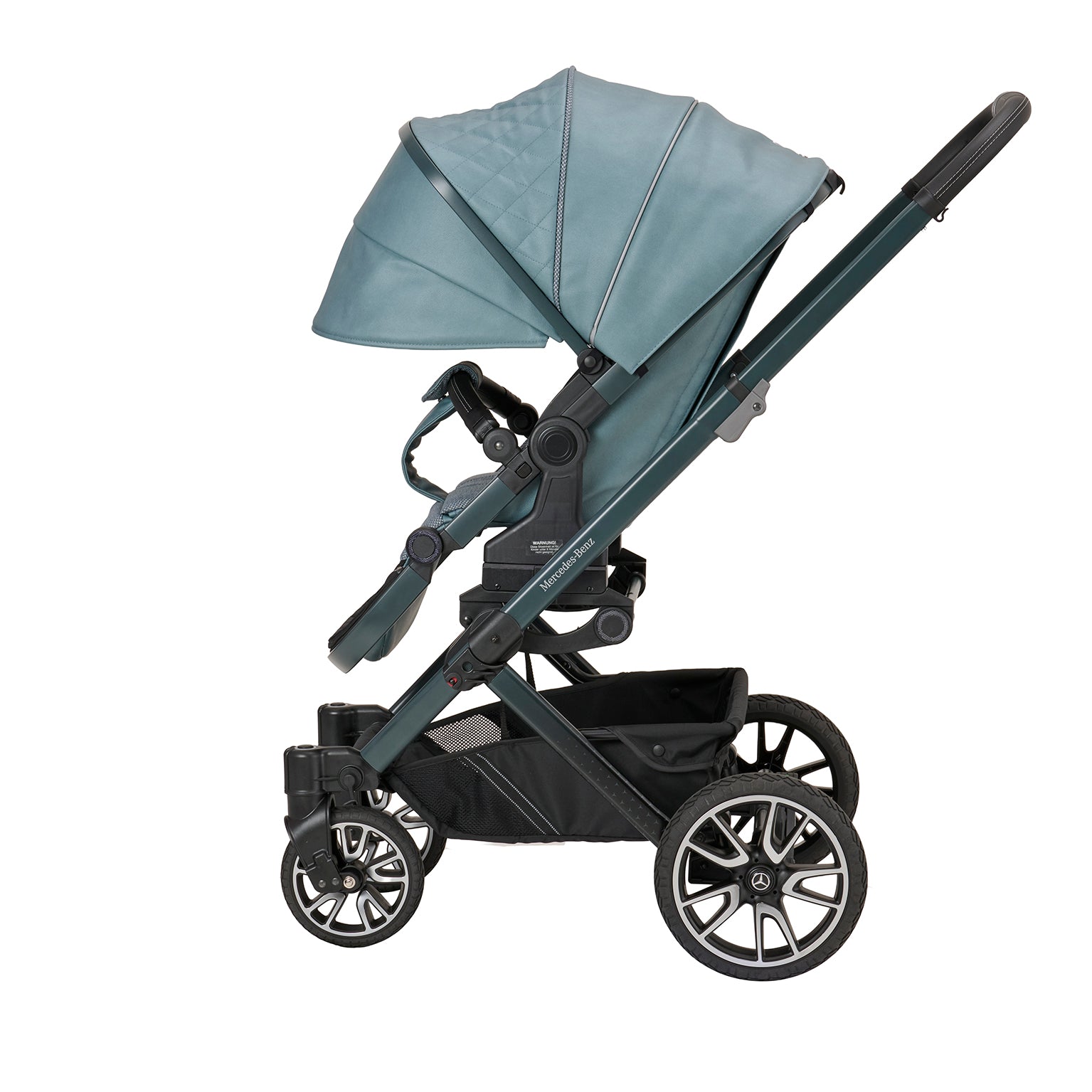 Kinderwagen in 611 / Verde Silber mit verstellbarem Sportsitz und großem Sonnenverdeck.
Verdeck komplett herausgeklappt.
Gestell in Granitgrau.
Seitenansicht.