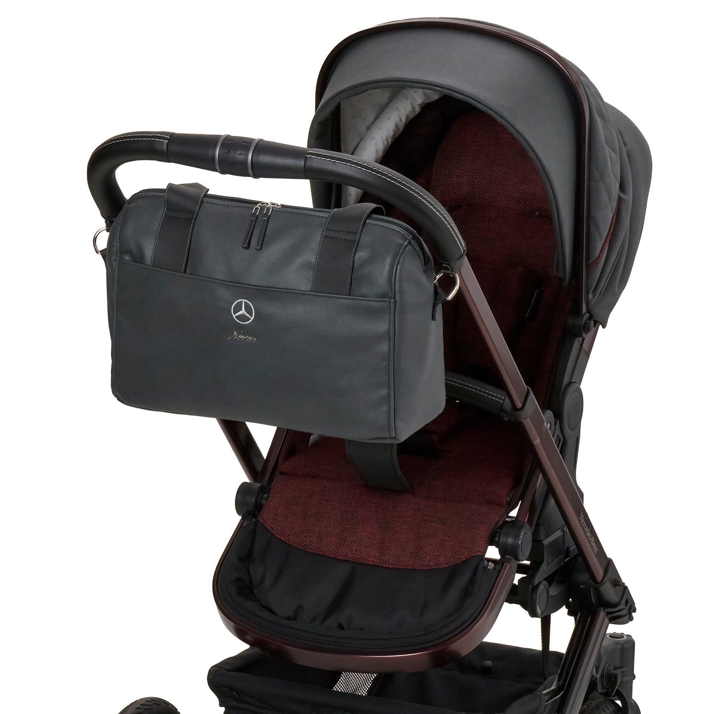 Mercedes Benz Wickeltasche 614 / Rubellit mit Vorrichtung am Sportwagen befestigt.
Schräge Vorderansicht.