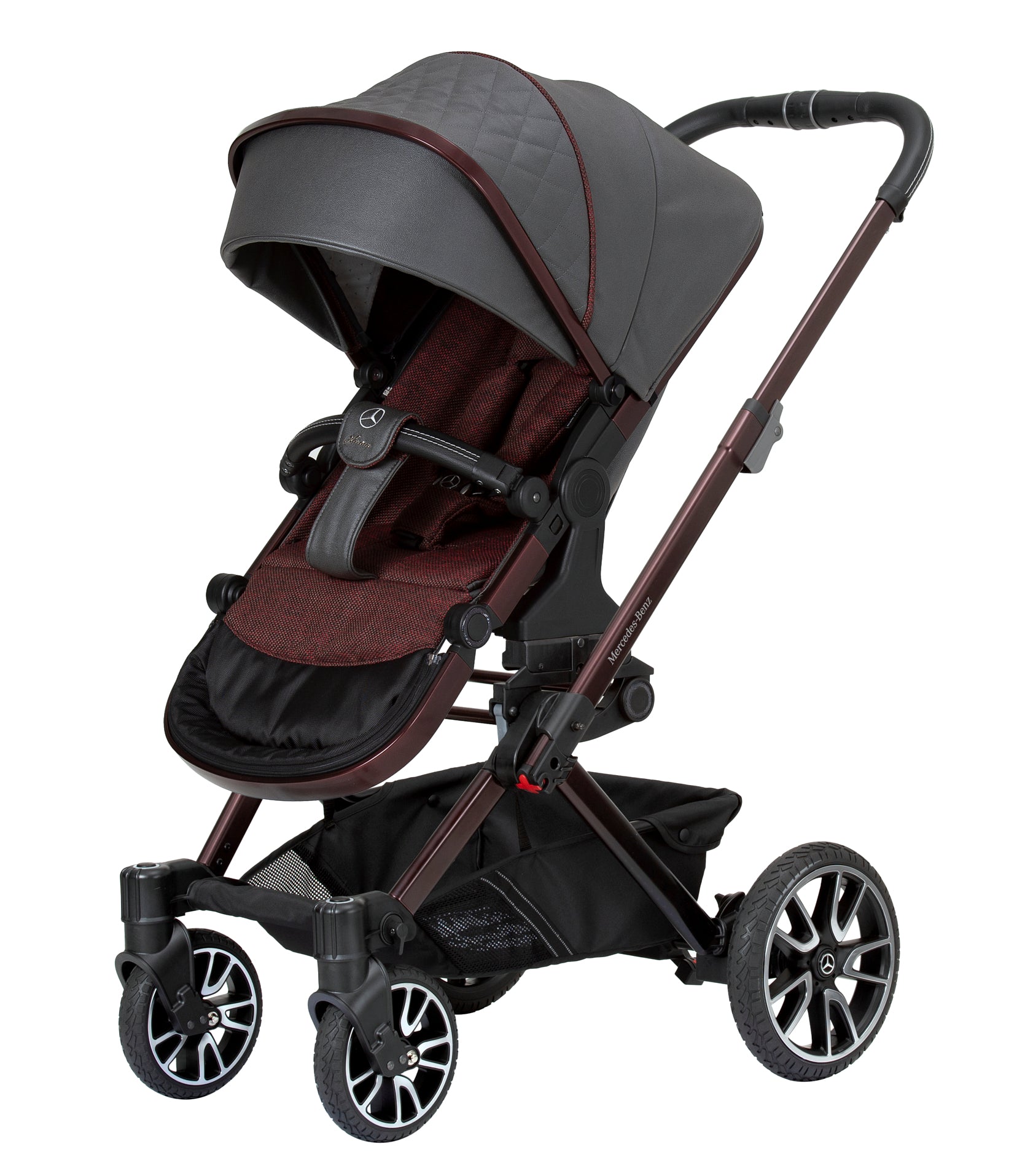 Kinderwagen in 614 / Rubellit mit verstellbarem Sportsitz und großem Sonnenverdeck.
Verdeck halb herausgeklappt.
Gestell in Rubellitrot.
Schräge Vorderansicht.