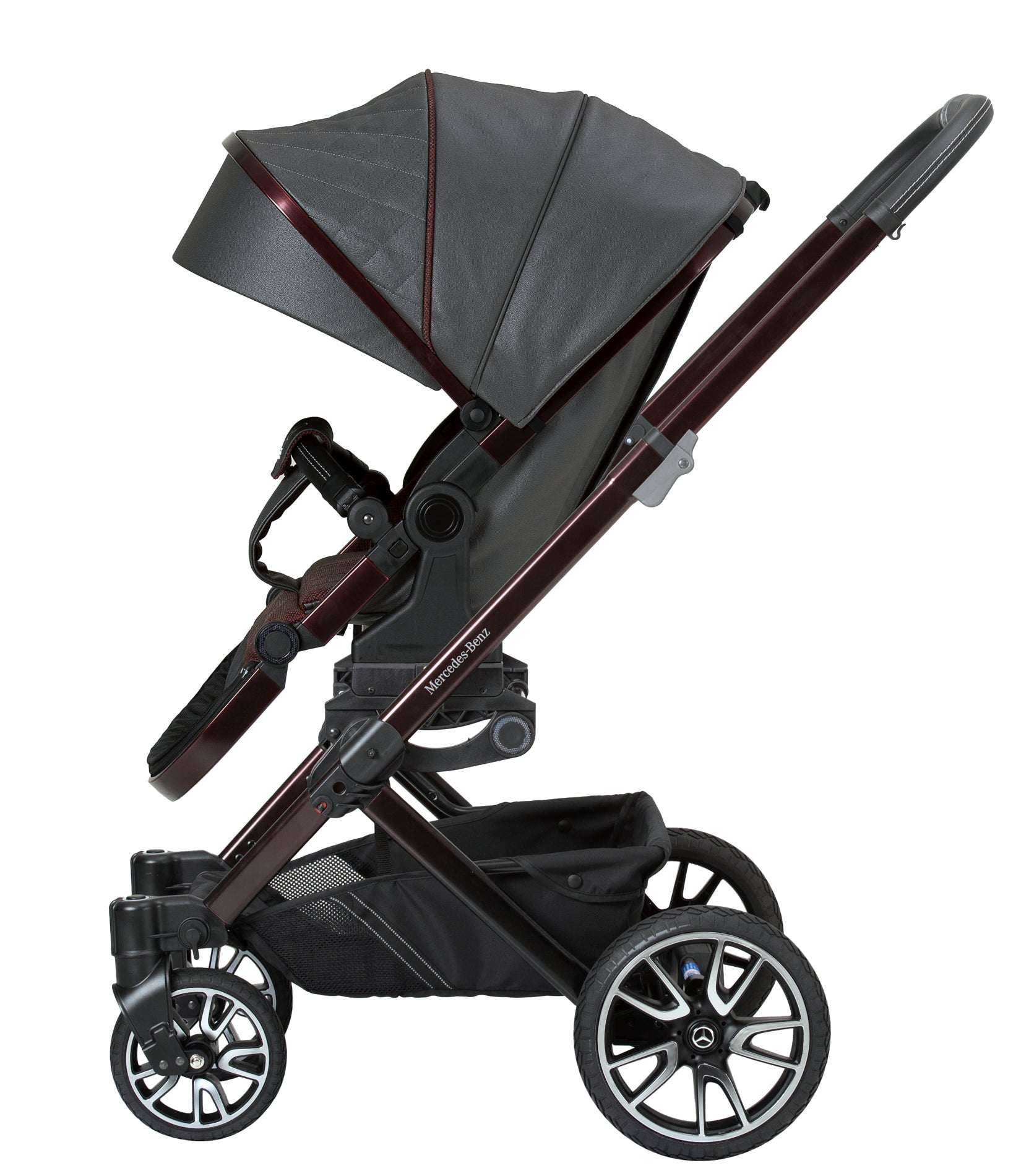 Kinderwagen in 614 / Rubellit mit verstellbarem Sportsitz und großem Sonnenverdeck.
Verdeck halb herausgeklappt.
Gestell in Rubellitrot.
Seitenansicht.