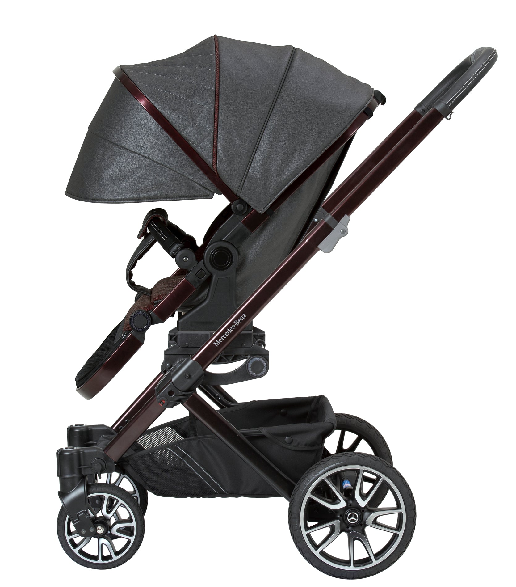 Kinderwagen in 614 / Rubellit mit verstellbarem Sportsitz und großem Sonnenverdeck.
Verdeck komplett herausgeklappt.
Gestell in Rubellitrot.
Seitenansicht.