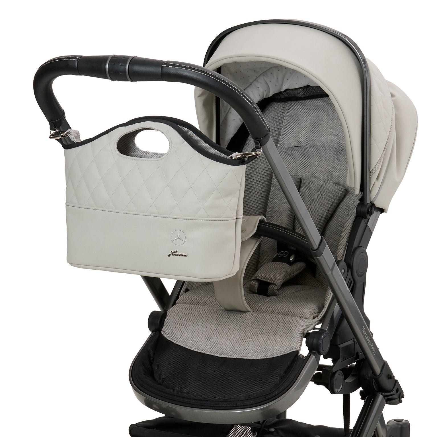 Bag2Go in 615 / Opalith  mit mehreren Innenfächern und Schultergurt.
Der obere Teil der Tasche ist gesteppt.
Am Kinderwagengestell befestigt.
Schräge Vorderansicht.