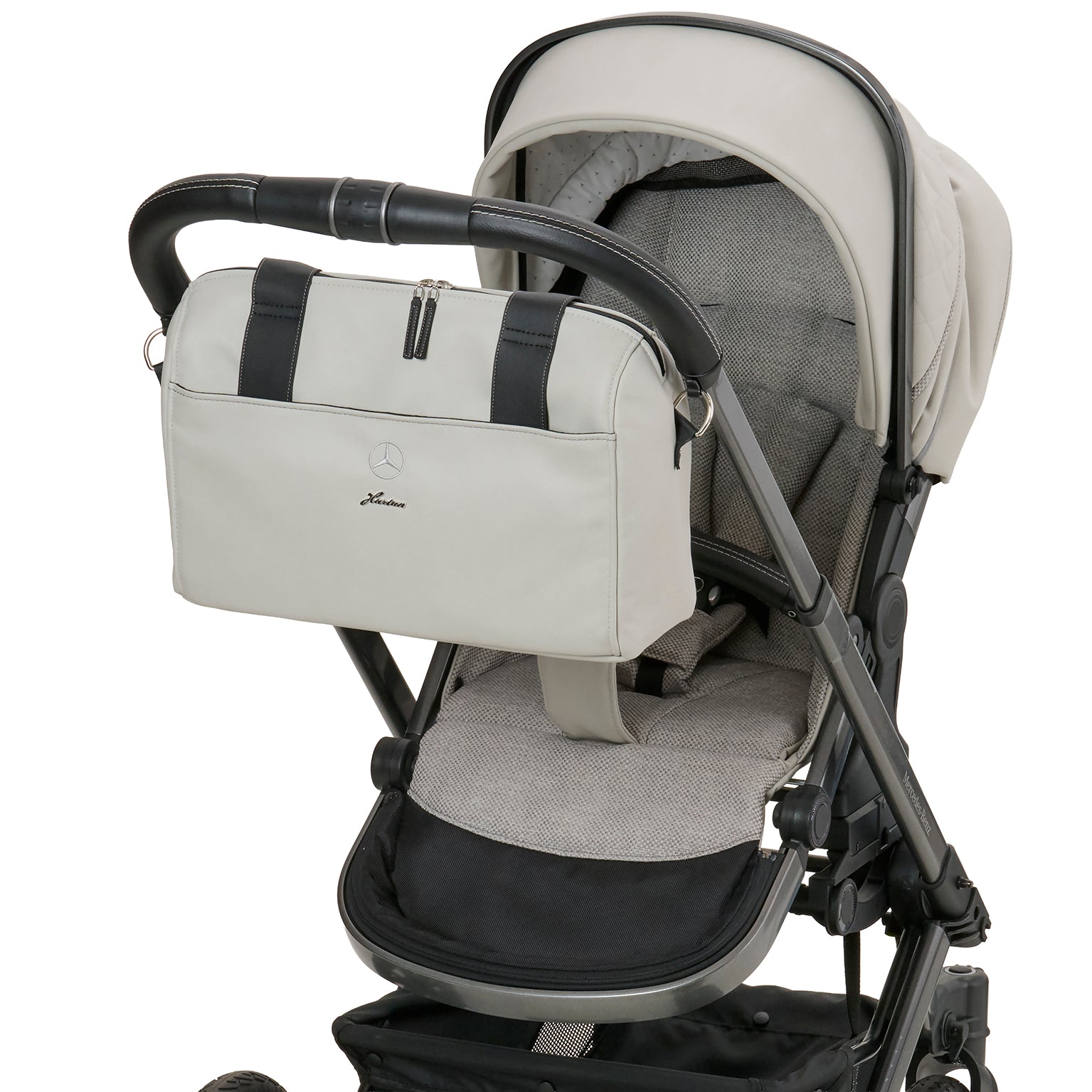 Mercedes Benz Wickeltasche 615 / Opalith mit Vorrichtung am Sportwagen befestigt.
Schräge Vorderansicht.