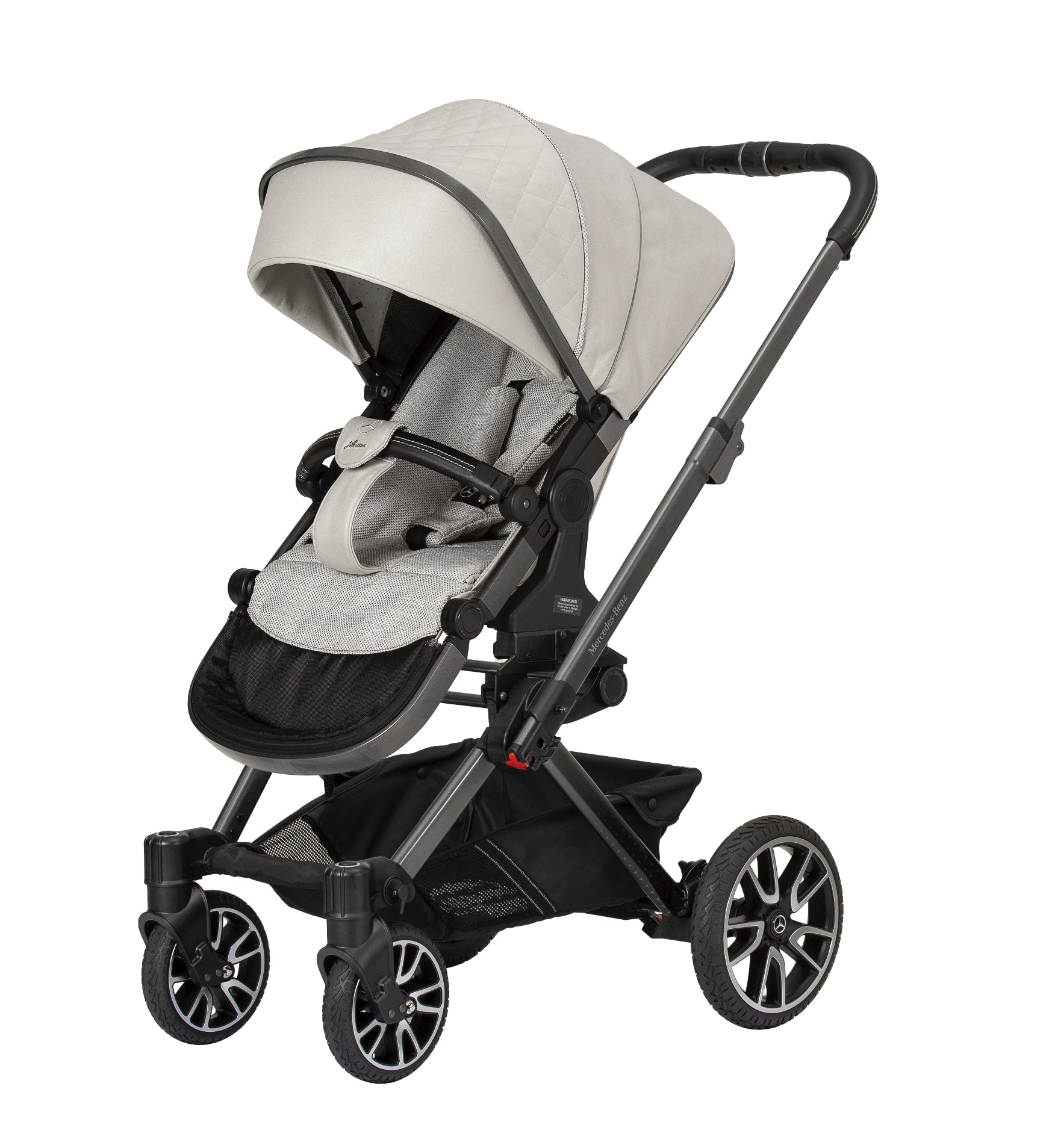 Kinderwagen in 615 / Opalith mit verstellbarem Sportsitz und großem Sonnenverdeck.
Verdeck komplett herausgeklappt.
Gestell in Mountaingrau.
Schräge Vorderansicht.