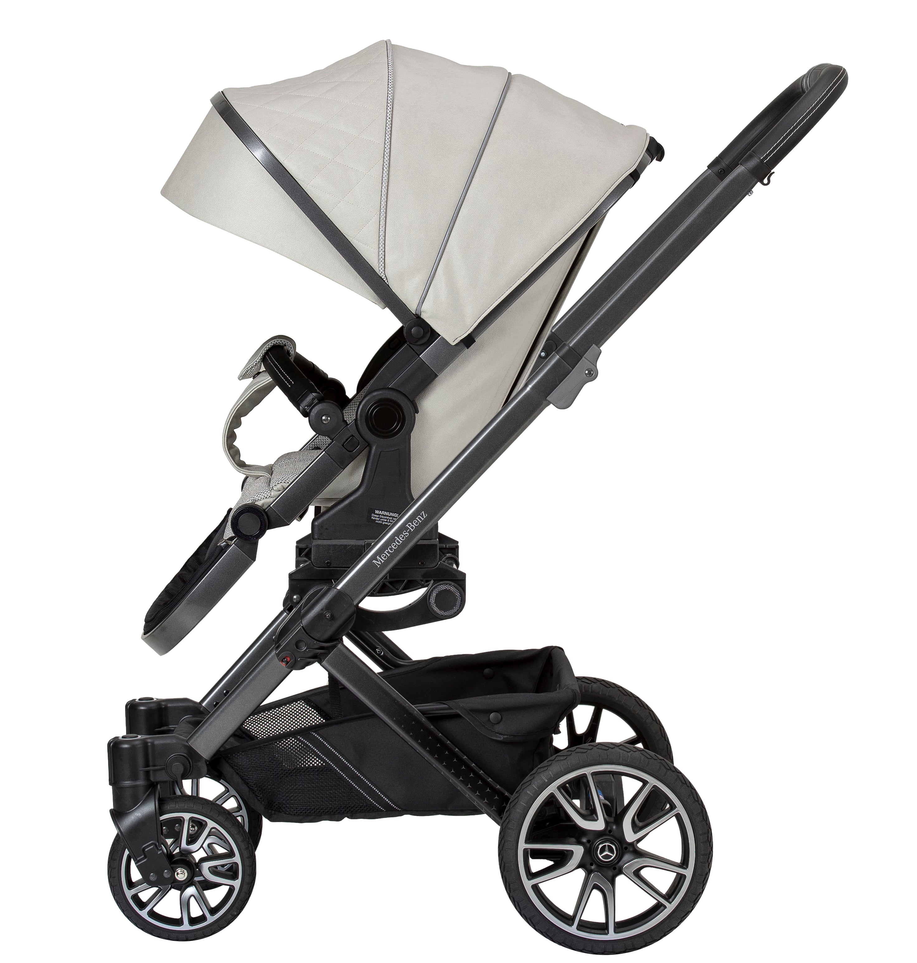 Kinderwagen in 615 / Opalith mit verstellbarem Sportsitz und großem Sonnenverdeck.
Verdeck halb herausgeklappt.
Gestell in Mountaingrau.
Seitenansicht.