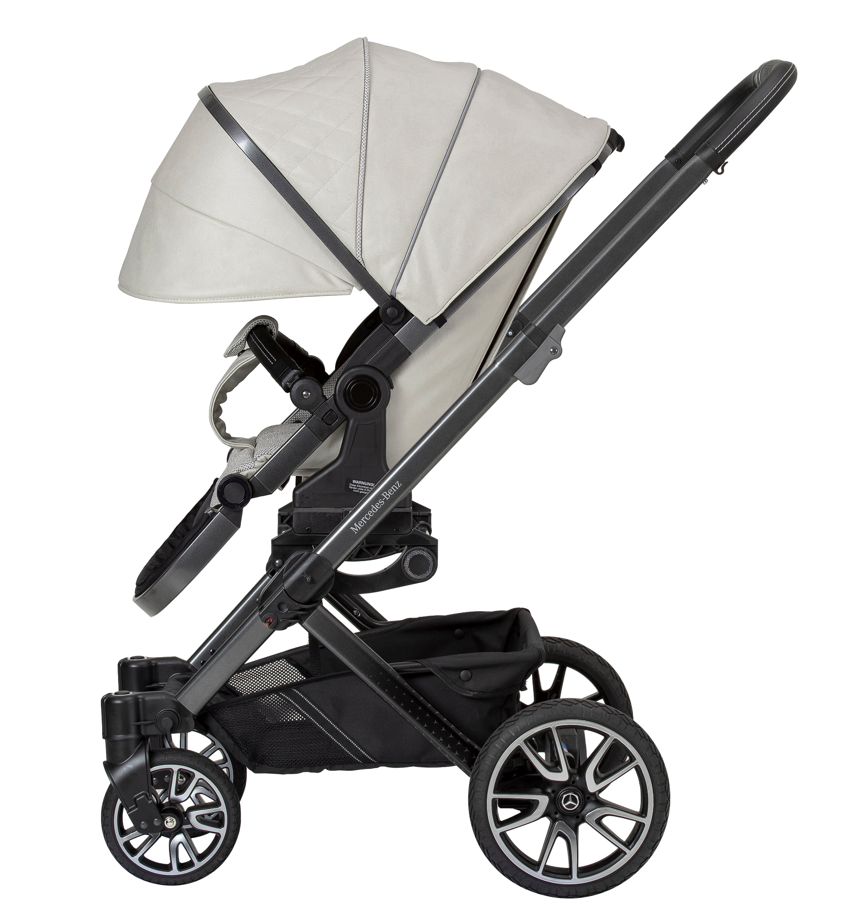 Kinderwagen in 615 / Opalith mit verstellbarem Sportsitz und großem Sonnenverdeck.
Verdeck komplett herausgeklappt.
Gestell in Mountaingrau.
Seitenansicht.