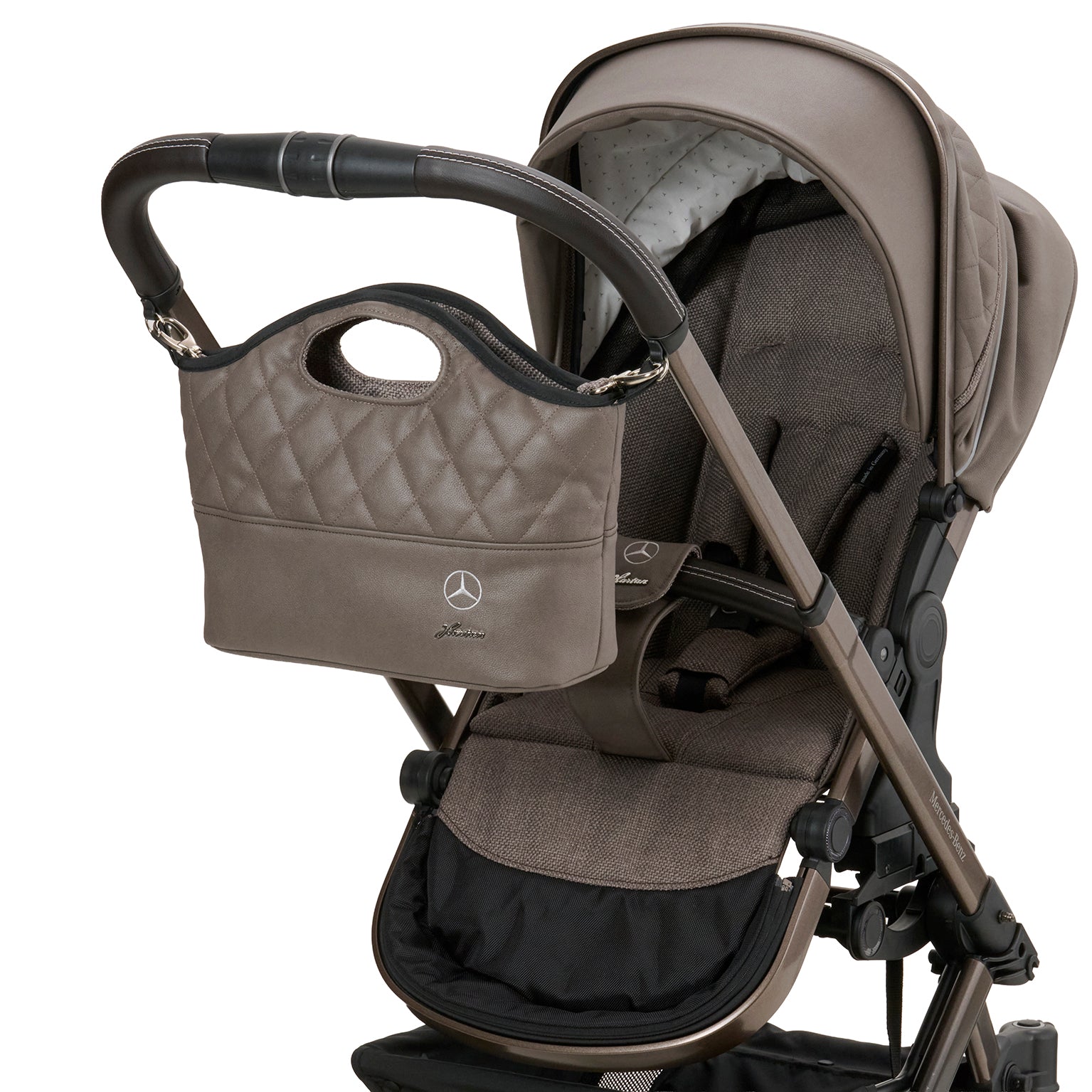 Bag2Go in 616  / Tartufo  mit mehreren Innenfächern und Schultergurt.
Der obere Teil der Tasche ist gesteppt.
Am Kinderwagengestell befestigt.
Schräge Vorderansicht.