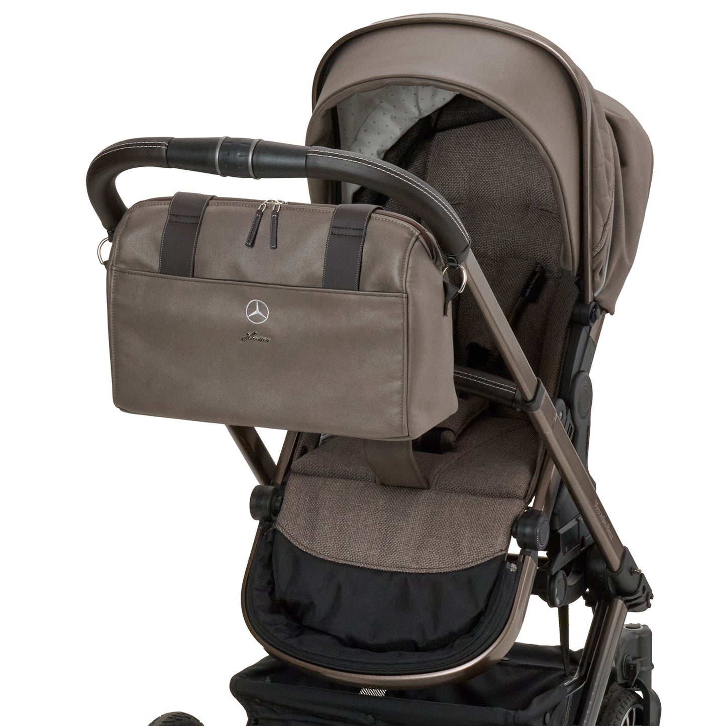 Mercedes Benz Wickeltasche 616 / Tartufo mit Vorrichtung am Sportwagen befestigt.
Schräge Vorderansicht.