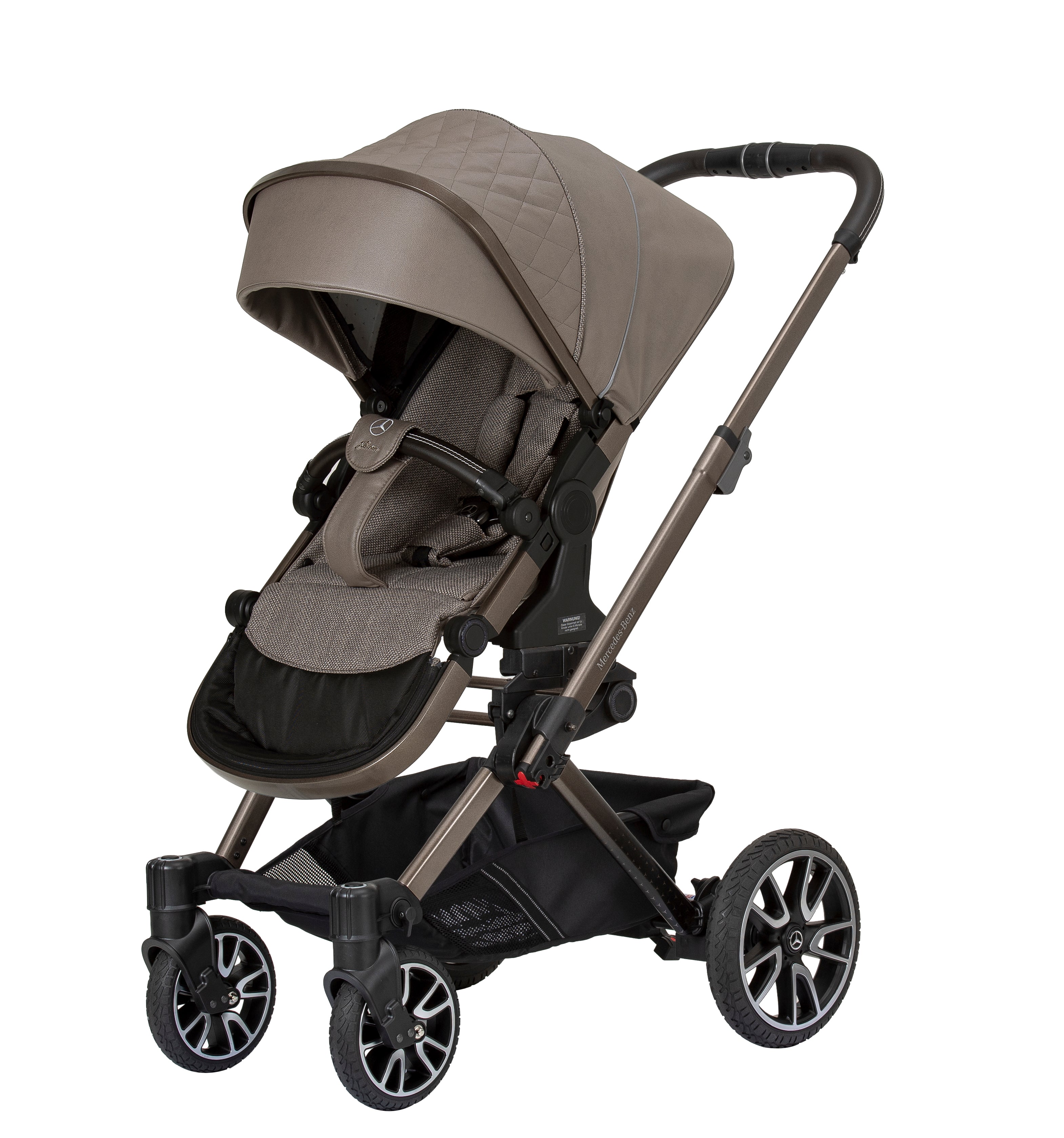 Kinderwagen in 616 / Tartufo mit verstellbarem Sportsitz und großem Sonnenverdeck.
Verdeck halb herausgeklappt.
Gestell in Sepiabraun
Schräge Vorderansicht.