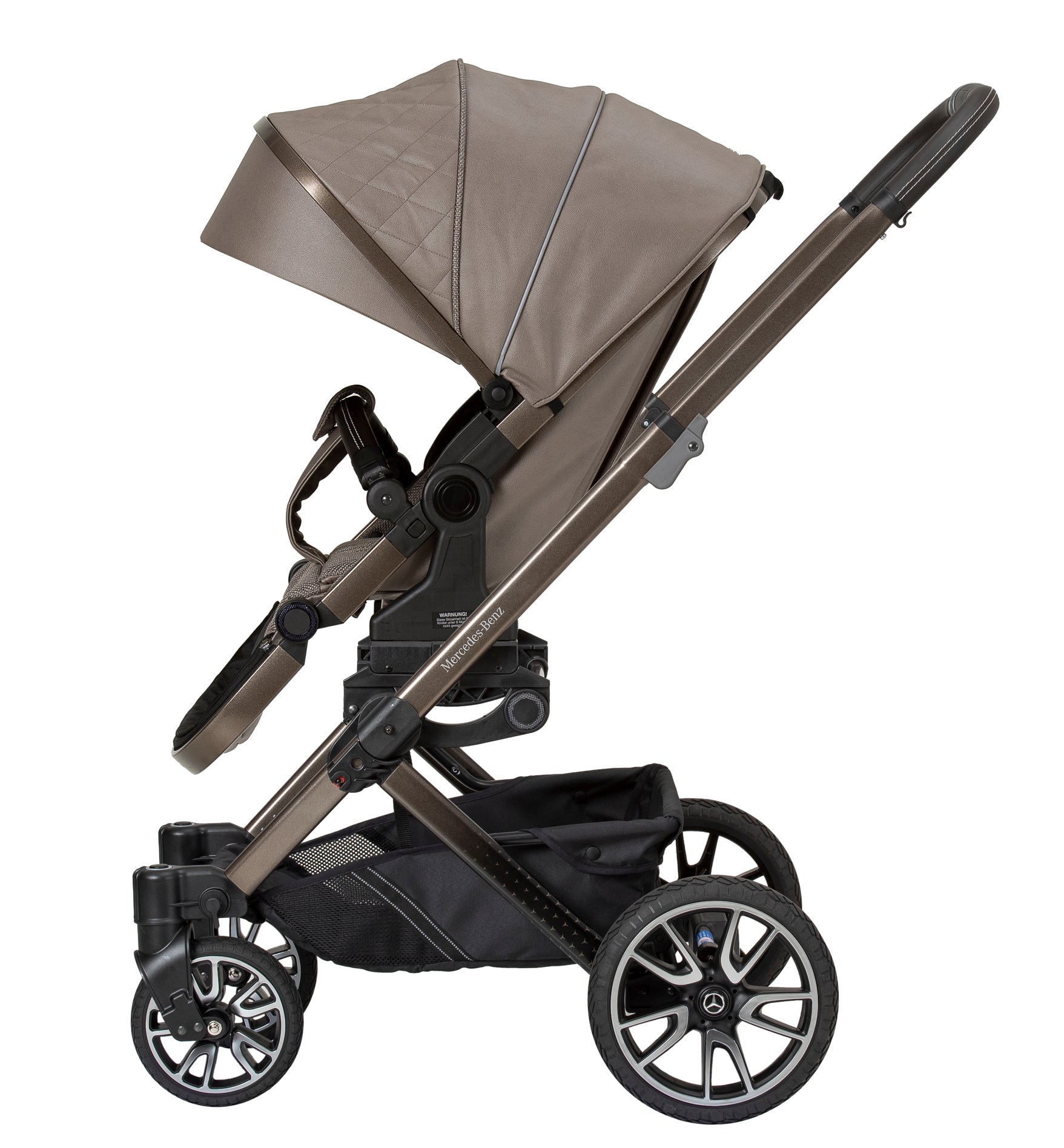 Kinderwagen in 616 / Tartufo mit verstellbarem Sportsitz und großem Sonnenverdeck.
Verdeck halb herausgeklappt.
Gestell in Sepiabraun.
Seitenansicht.