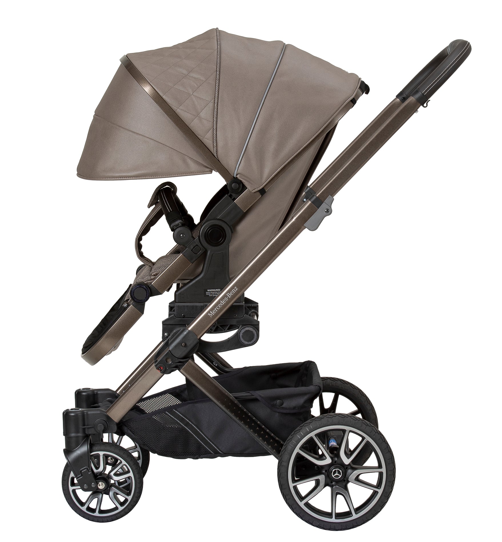 Kinderwagen in 616 / Tartufo mit verstellbarem Sportsitz und großem Sonnenverdeck.
Verdeck komplett herausgeklappt.
Gestell in Sepiabraun
Seitenansicht.