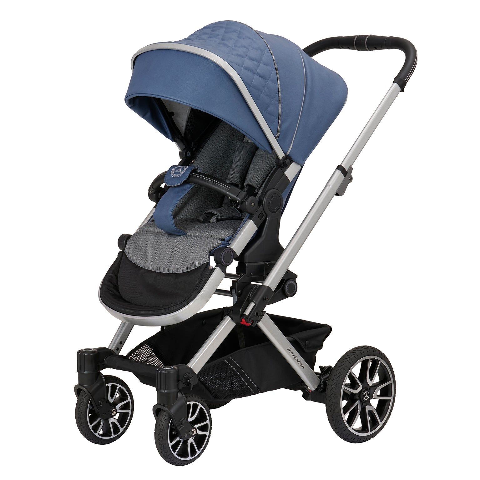 Kinderwagen in 617 / Vintage Blue mit verstellbarem Sportsitz und großem Sonnenverdeck.
Verdeck halb herausgeklappt.
Gestell in Hightec-Silber.
Schräge Vorderansicht.