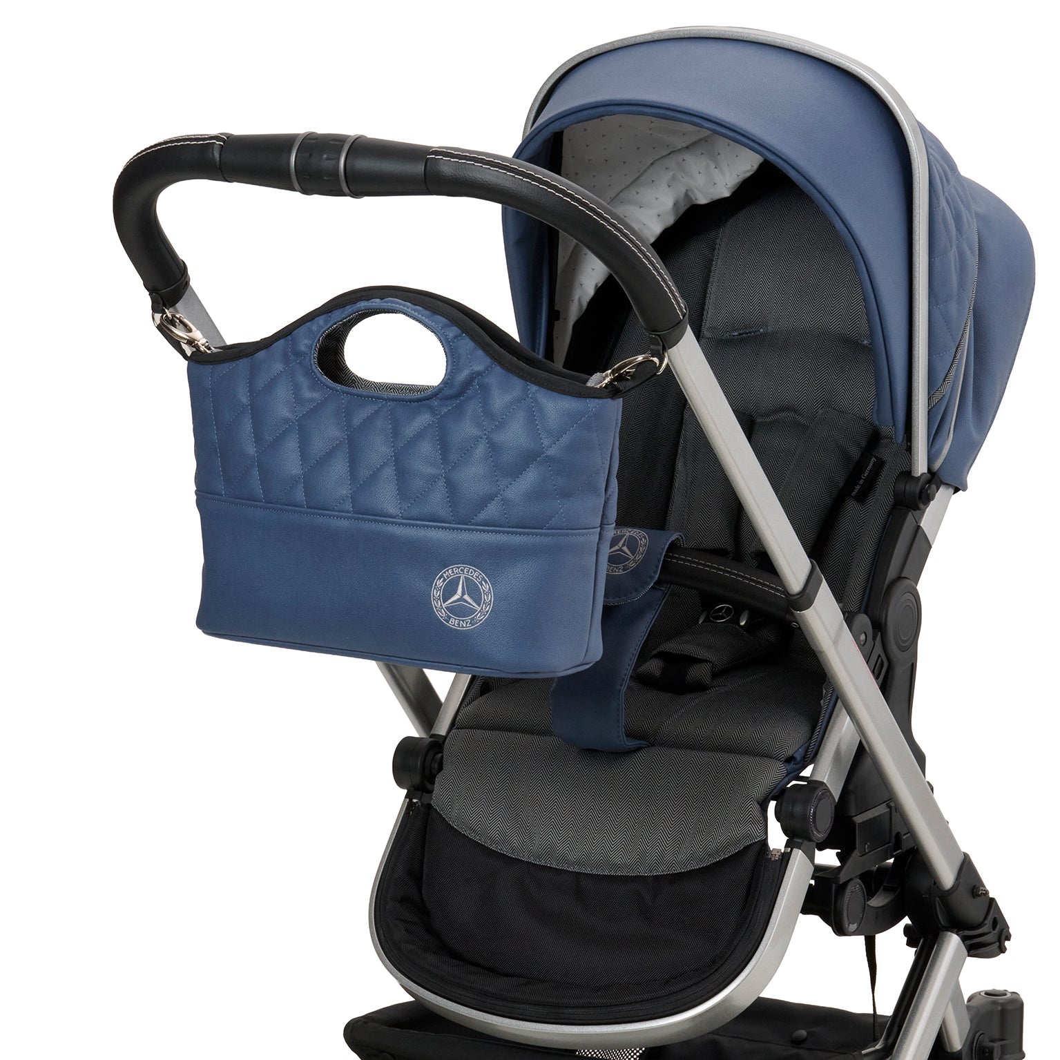 Bag2Go in 617 / Vintage Blue mit mehreren Innenfächern und Schultergurt.
Der obere Teil der Tasche ist gesteppt.
Am Kinderwagengestell befestigt.
Schräge Vorderansicht.