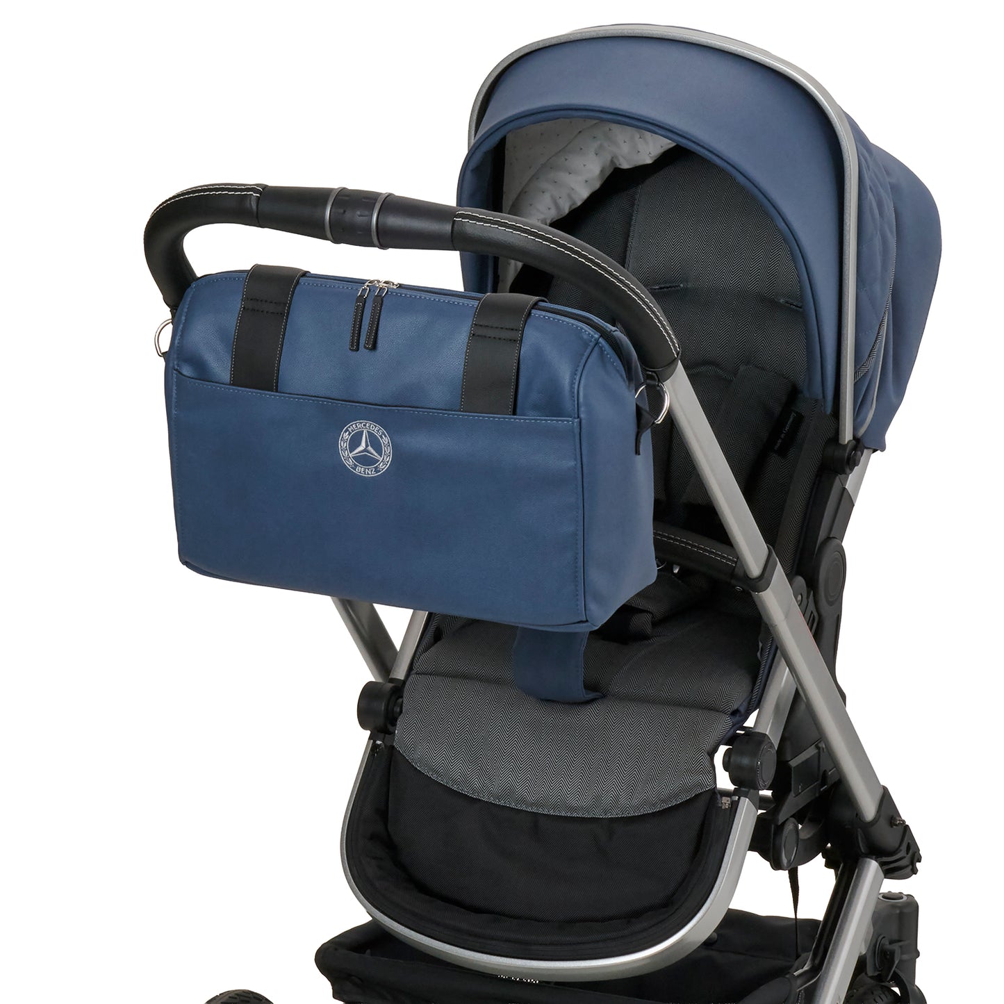 Mercedes Benz Wickeltasche 617 / Vintage Blue mit Vorrichtung am Sportwagen befestigt.
Schräge Vorderansicht.