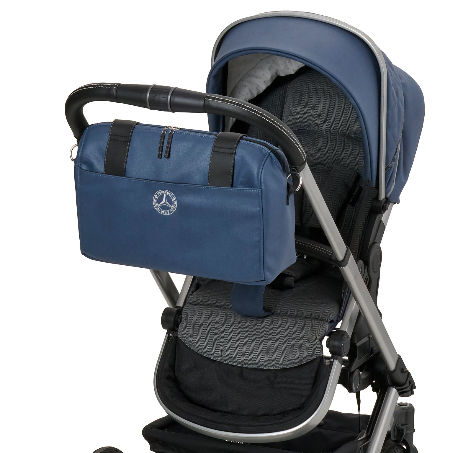 Mercedes Benz Wickeltasche 617 / Vintage Blue mit Vorrichtung am Sportwagen befestigt.
Schräge Vorderansicht.