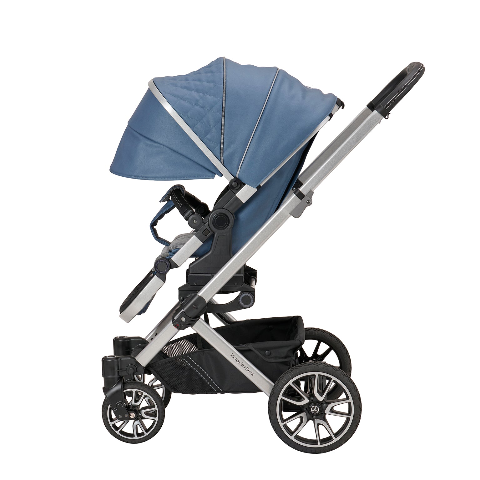 Kinderwagen in 617 / Vintage Blue mit verstellbarem Sportsitz und großem Sonnenverdeck.
Verdeck komplett herausgeklappt.
Gestell in Hightec-Silber.
Seitenansicht.