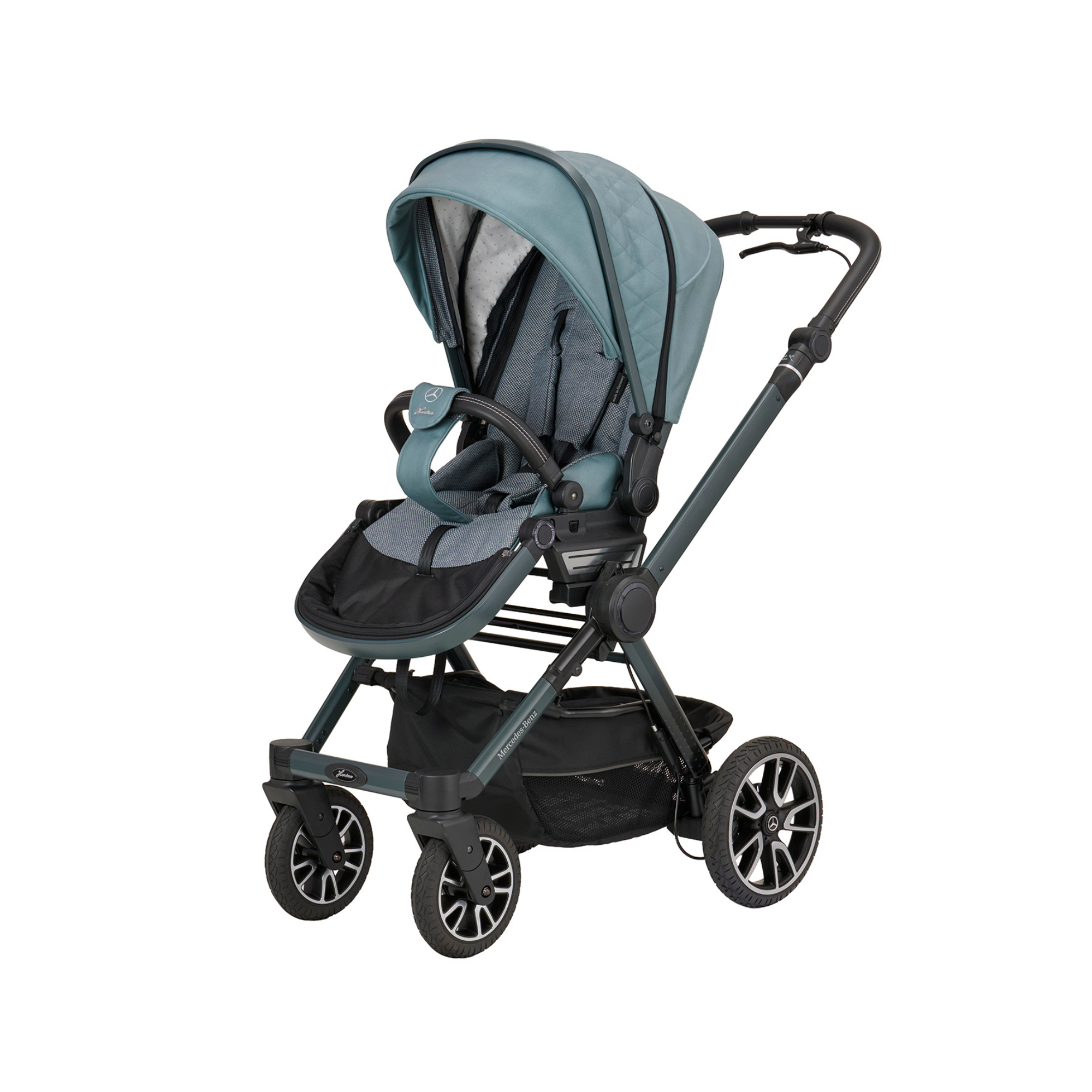 Kinderwagen in 611 / Verde Silber mit verstellbarem Sportsitz und großem Sonnenverdeck.
Gestell in Granitgrau mit Handbremse.
Verdeck halb herausgeklappt.
Schräge Vorderansicht.