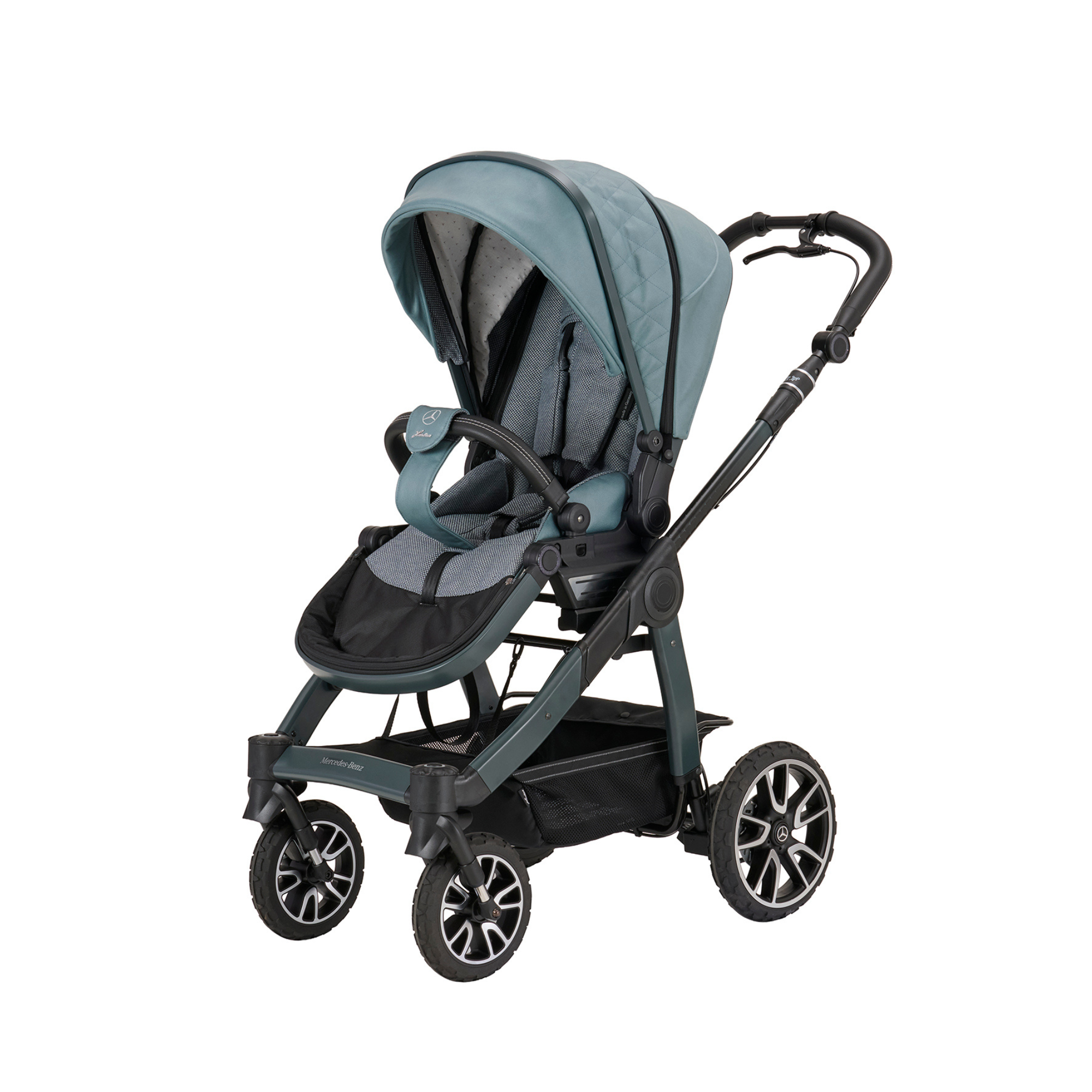 Kinderwagen in 611 / Verde Silber mit verstellbarem Sportsitz und großem Sonnenverdeck.
Gestell in Granitgrau mit Handbremse.
Schutzbügel und Handgriff in Schwarz.
Schräge Vorderansicht.