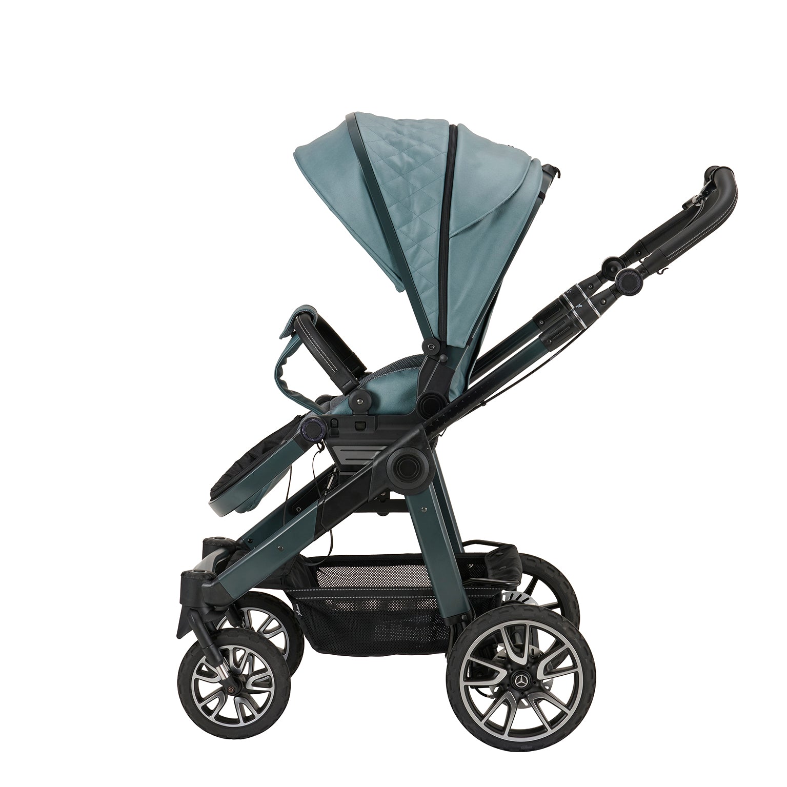 Kinderwagen in 611 / Verde Silber mit verstellbarem Sportsitz und großem Sonnenverdeck.
Verdeck nur halb ausgeklappt.
Gestell in Granitgrau mit Handbremse.
Schutzbügel und Handgriff in Schwarz.
Seitenansicht.
