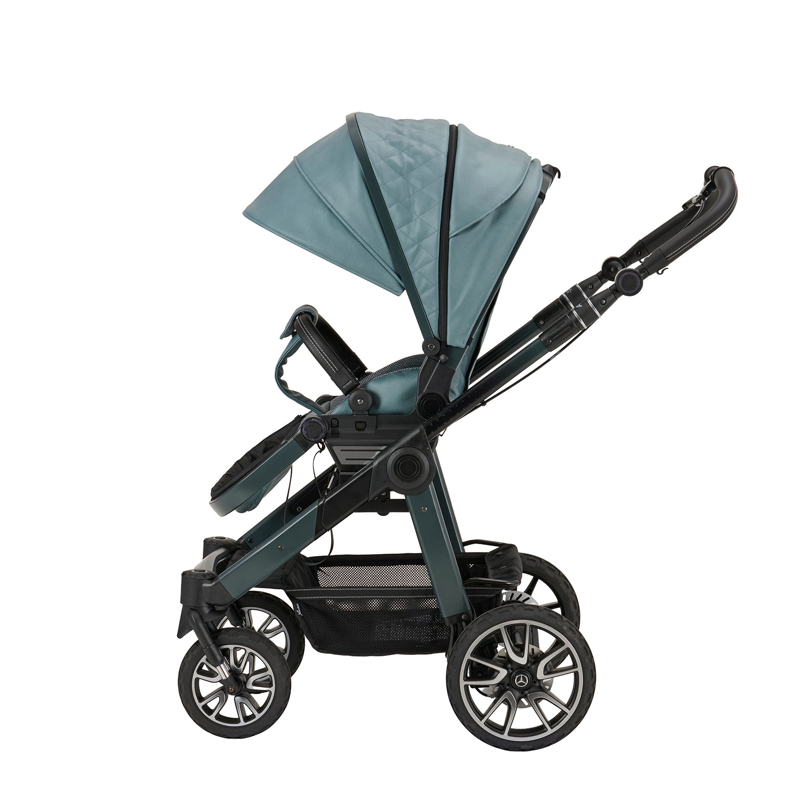 Kinderwagen in 611 / Verde Silber mit verstellbarem Sportsitz und großem Sonnenverdeck.
Verdeck ganz ausgeklappt.
Gestell in Granitgrau mit Handbremse.
Schutzbügel und Handgriff im Schwarz
Seitenansicht.