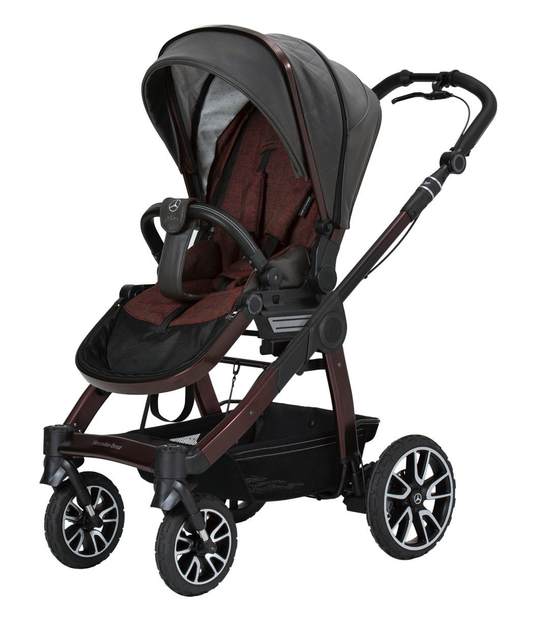 Kinderwagen in 614 / Rubellit mit verstellbarem Sportsitz und großem Sonnenverdeck.
Gestell in Rubellitrot mit Handbremse.
Schutzbügel und Handgriff in Schwarz.
Schräge Vorderansicht.