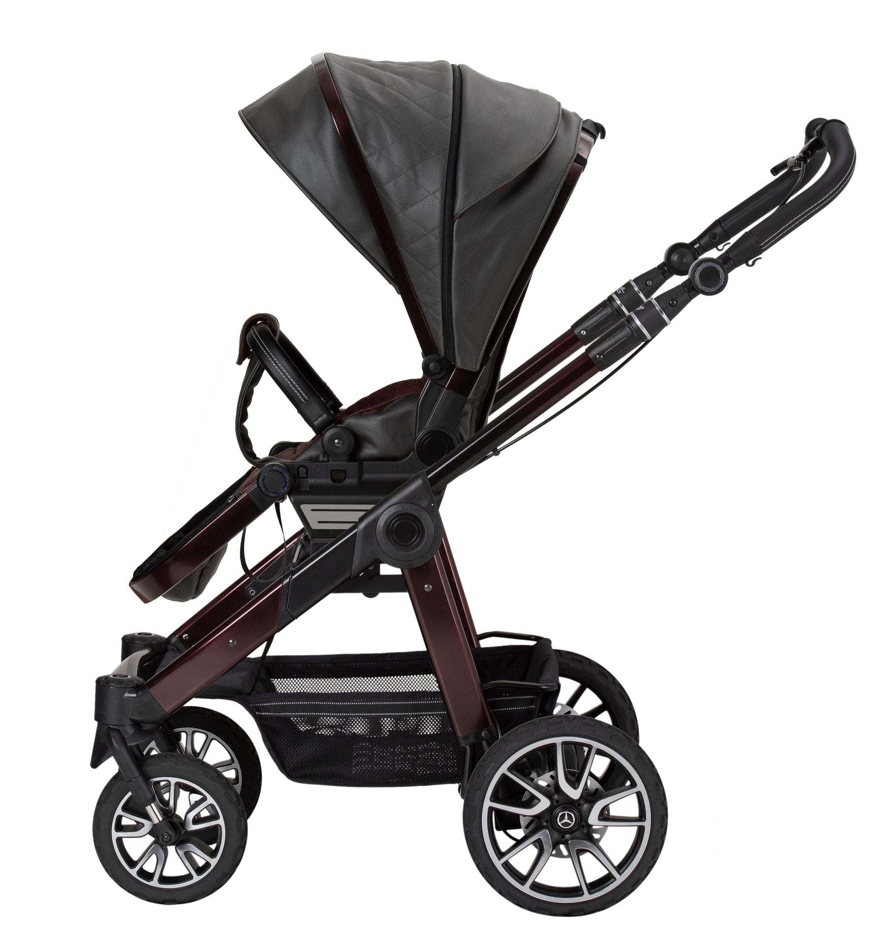 Kinderwagen in 614 / Rubellit mit verstellbarem Sportsitz und großem Sonnenverdeck.
Verdeck halb ausgeklappt.
Gestell in Rubellitrot mit Handbremse.
Schutzbügel und Handgriff in Schwarz.
Seitenansicht.