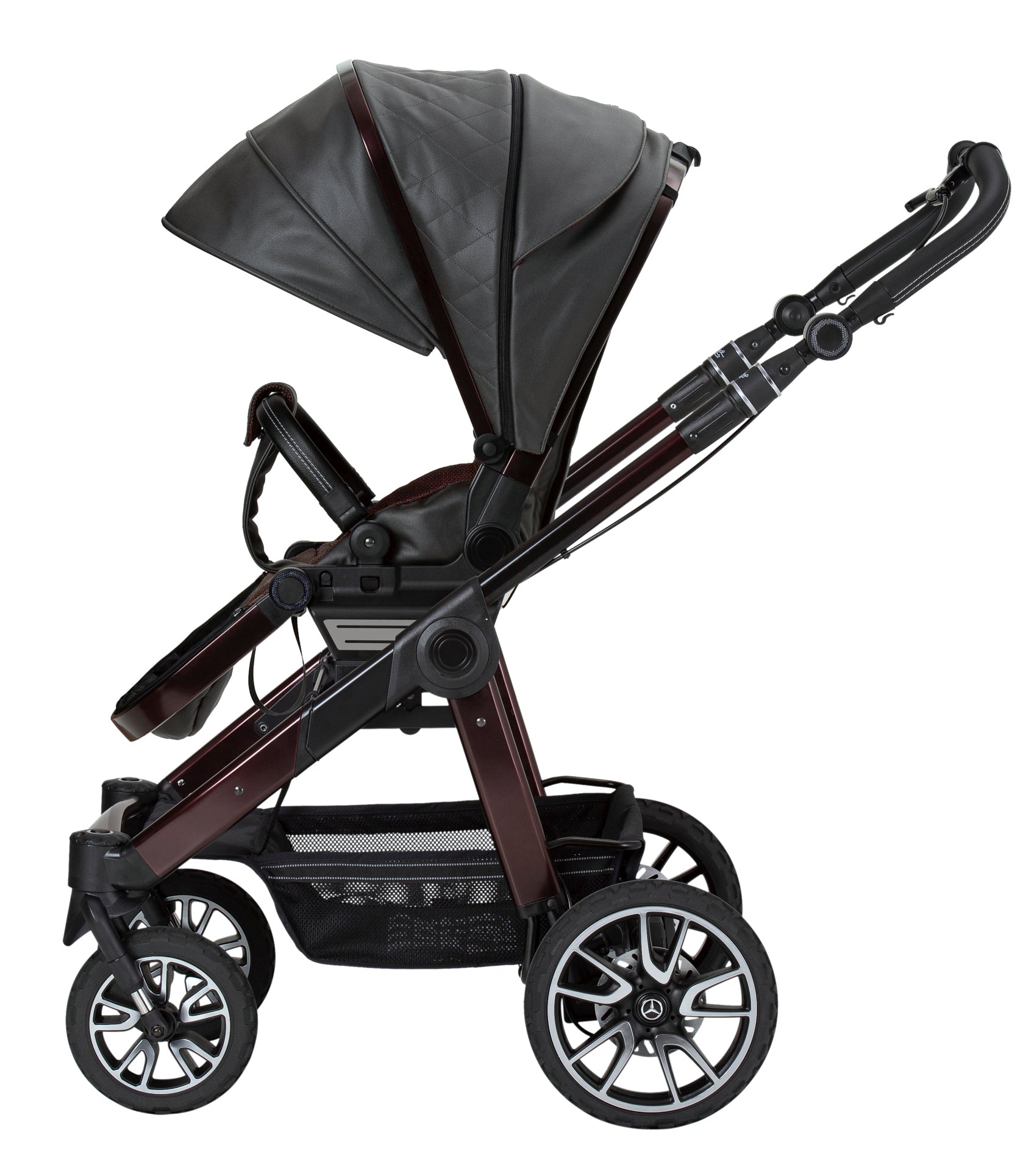 Kinderwagen in 614 / Rubellit mit verstellbarem Sportsitz und großem Sonnenverdeck.
Verdeck ganz ausgeklappt.
Gestell in Rubellitrot mit Handbremse.
Schutzbügel und Handgriff in Schwarz.
Seitenansicht.