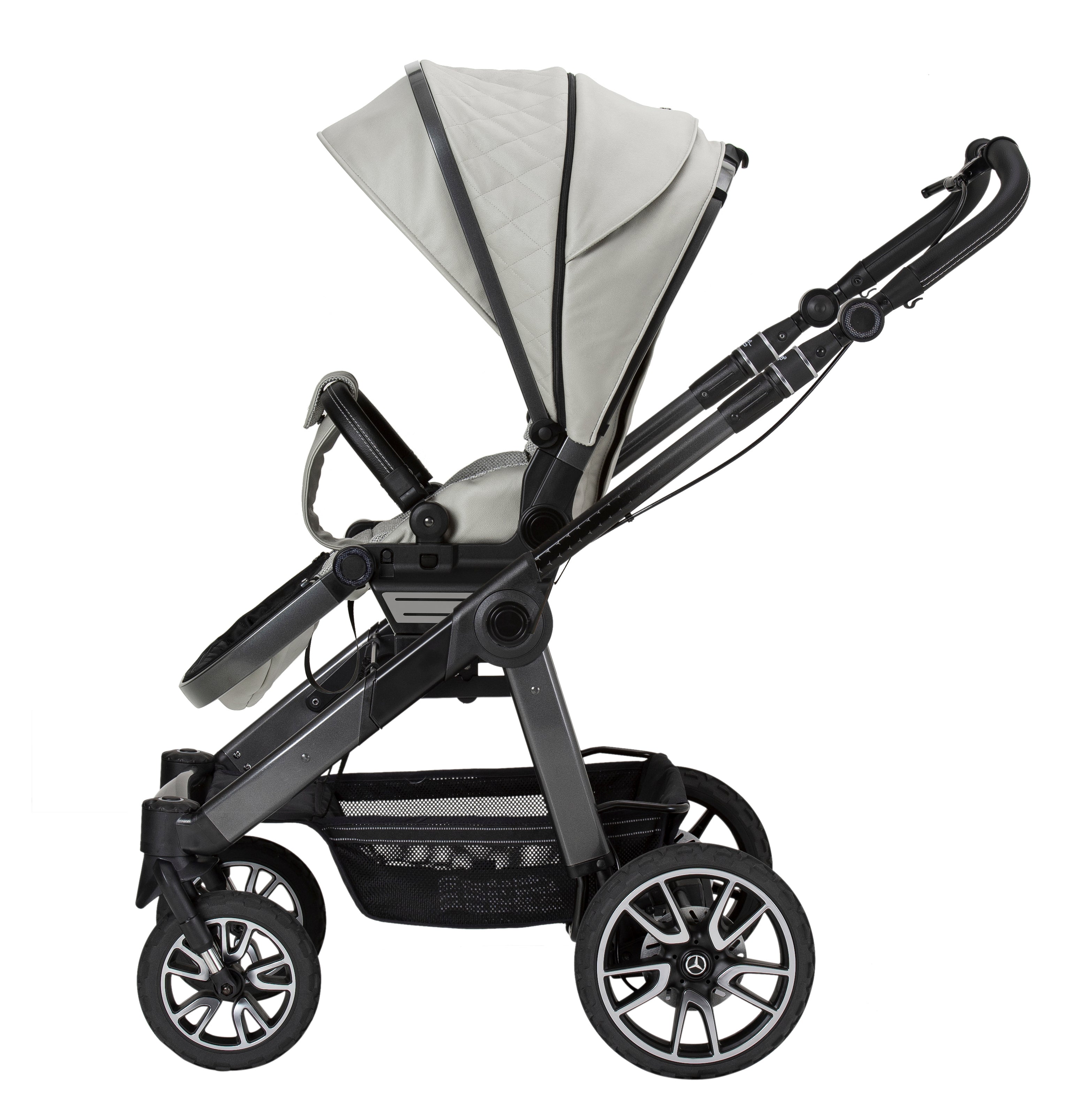 Kinderwagen in 615 / Opalith mit verstellbarem Sportsitz und großem Sonnenverdeck.
Verdeck halb ausgeklappt.
Gestell in Mountaingrau mit Handbremse.
Schutzbügel und Handgriff in Schwarz.
Seitenansicht..