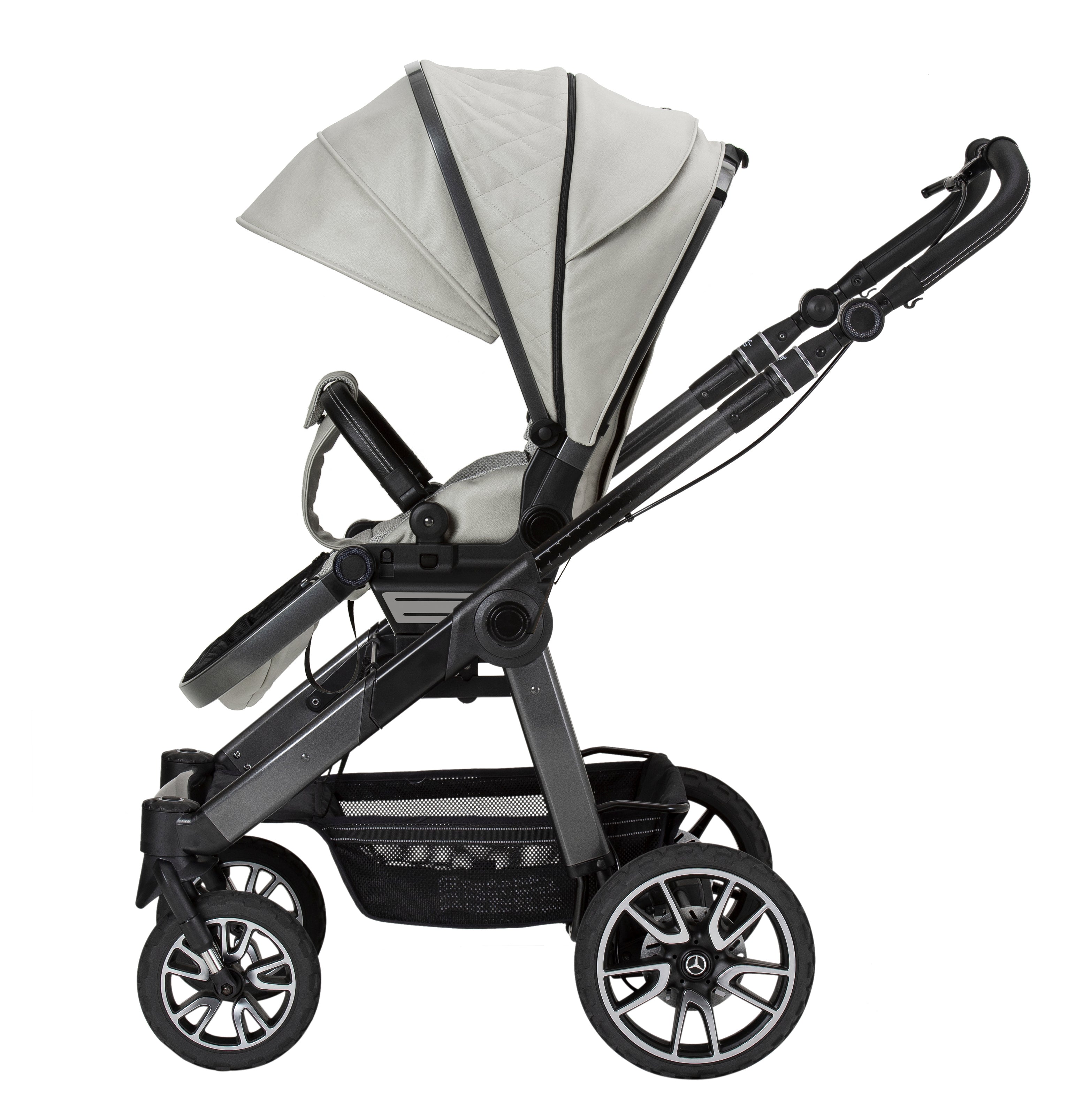 Kinderwagen in 615 / Opalith mit verstellbarem Sportsitz und großem Sonnenverdeck.
Verdeck komplett ausgeklappt.
Gestell in Mountaingrau mit Handbremse.
Schutzbügel und Handgriff in Schwarz.
Seitenansicht..