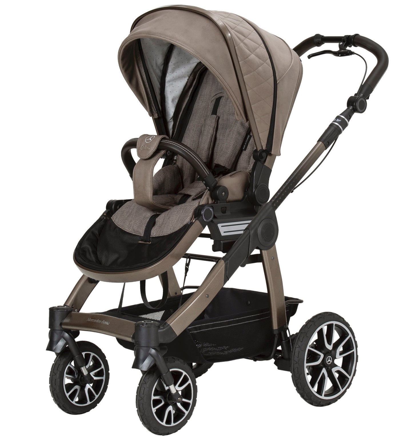 Kinderwagen in Tartufo mit verstellbarem Sportsitz und großem Sonnenverdeck.
Verdeck halb ausgeklappt.
Gestell in Sepiabraun mit Handbremse.
Schutzbügel und Handgriff in Schwarz.
Schräge Vorderansicht..