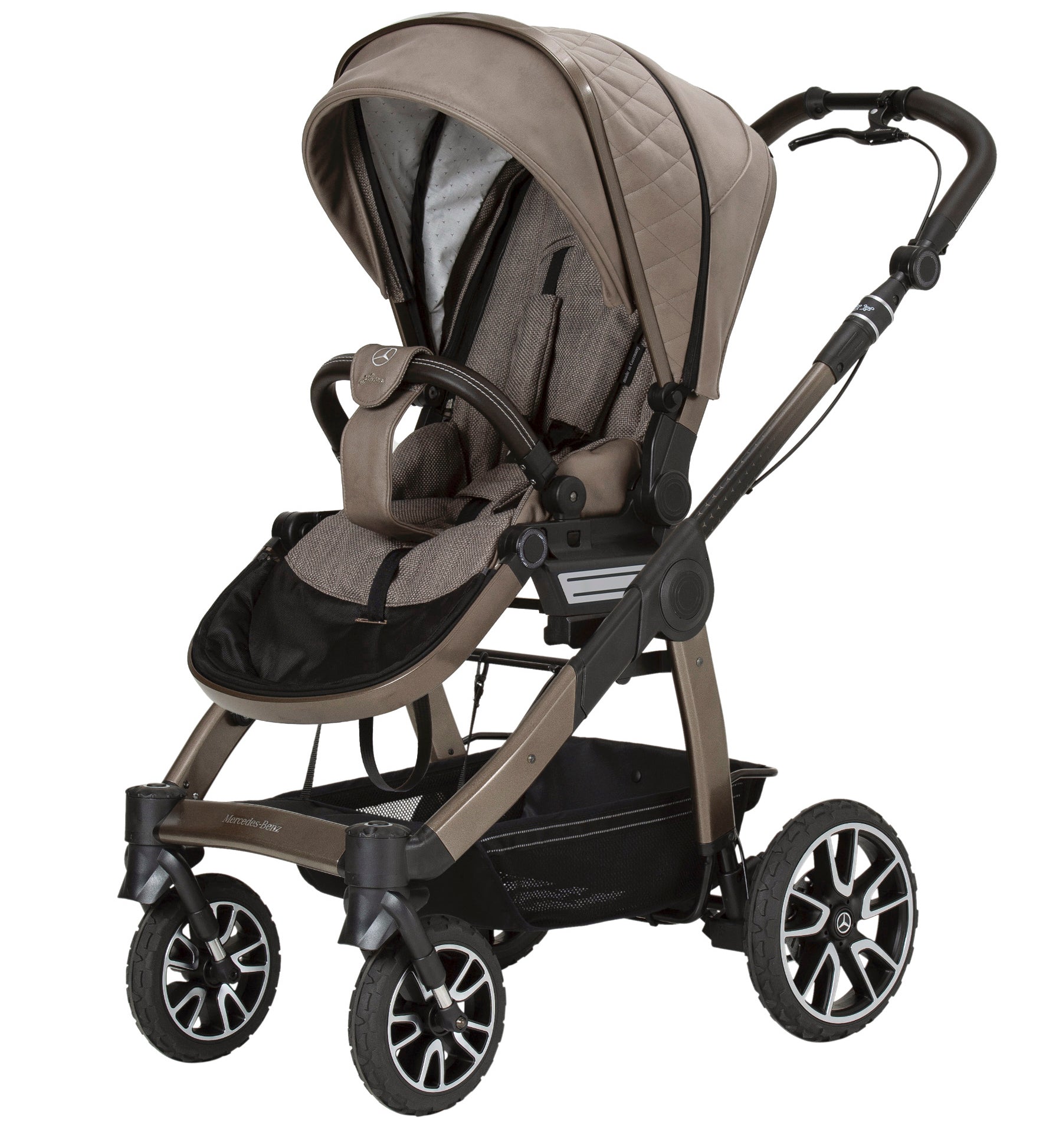 Kinderwagen in Tartufo mit verstellbarem Sportsitz und großem Sonnenverdeck.
Verdeck halb ausgeklappt.
Gestell in Sepiabraun mit Handbremse.
Schutzbügel und Handgriff in Schwarz.
Schräge Vorderansicht..
