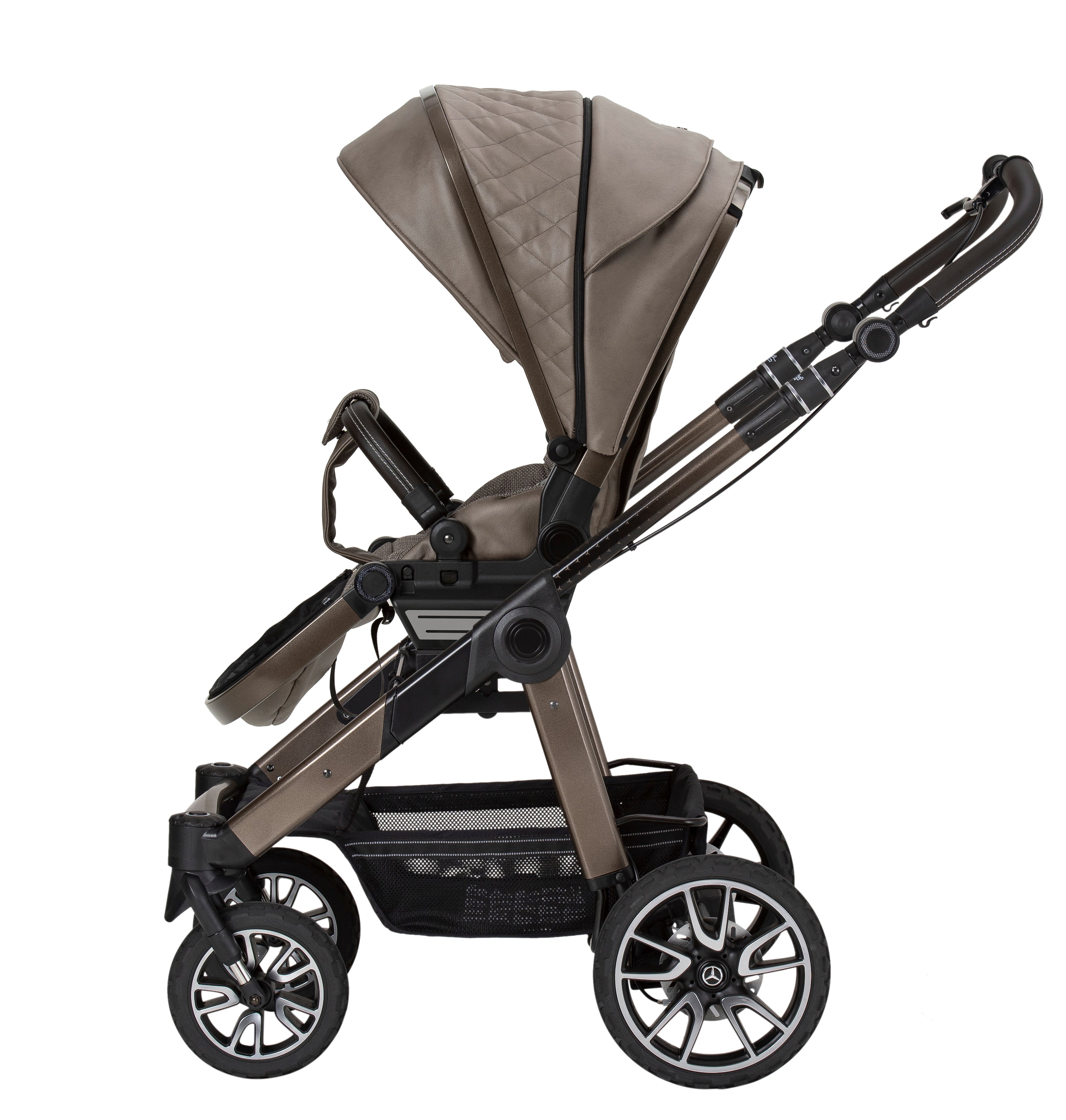 Kinderwagen in 616 / Tartufo mit verstellbarem Sportsitz und großem Sonnenverdeck.
Verdeck halb ausgeklappt.
Gestell in Sepiabraun mit Handbremse.
Schutzbügel und Handgriff in Schwarz.
Seitenansicht..