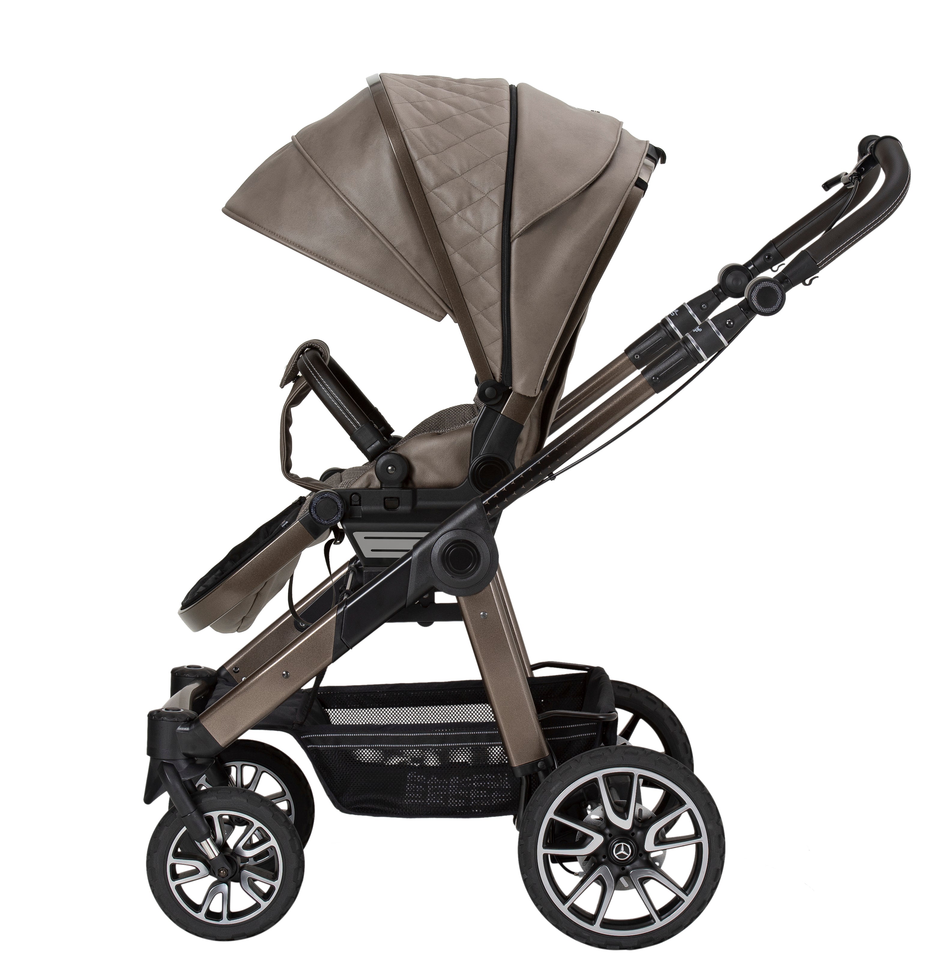 Kinderwagen in 616 / Tartufo mit verstellbarem Sportsitz und großem Sonnenverdeck.
Verdeck komplett ausgeklappt.
Gestell in Sepiabraun mit Handbremse.
Schutzbügel und Handgriff in Schwarz.
Seitenansicht..