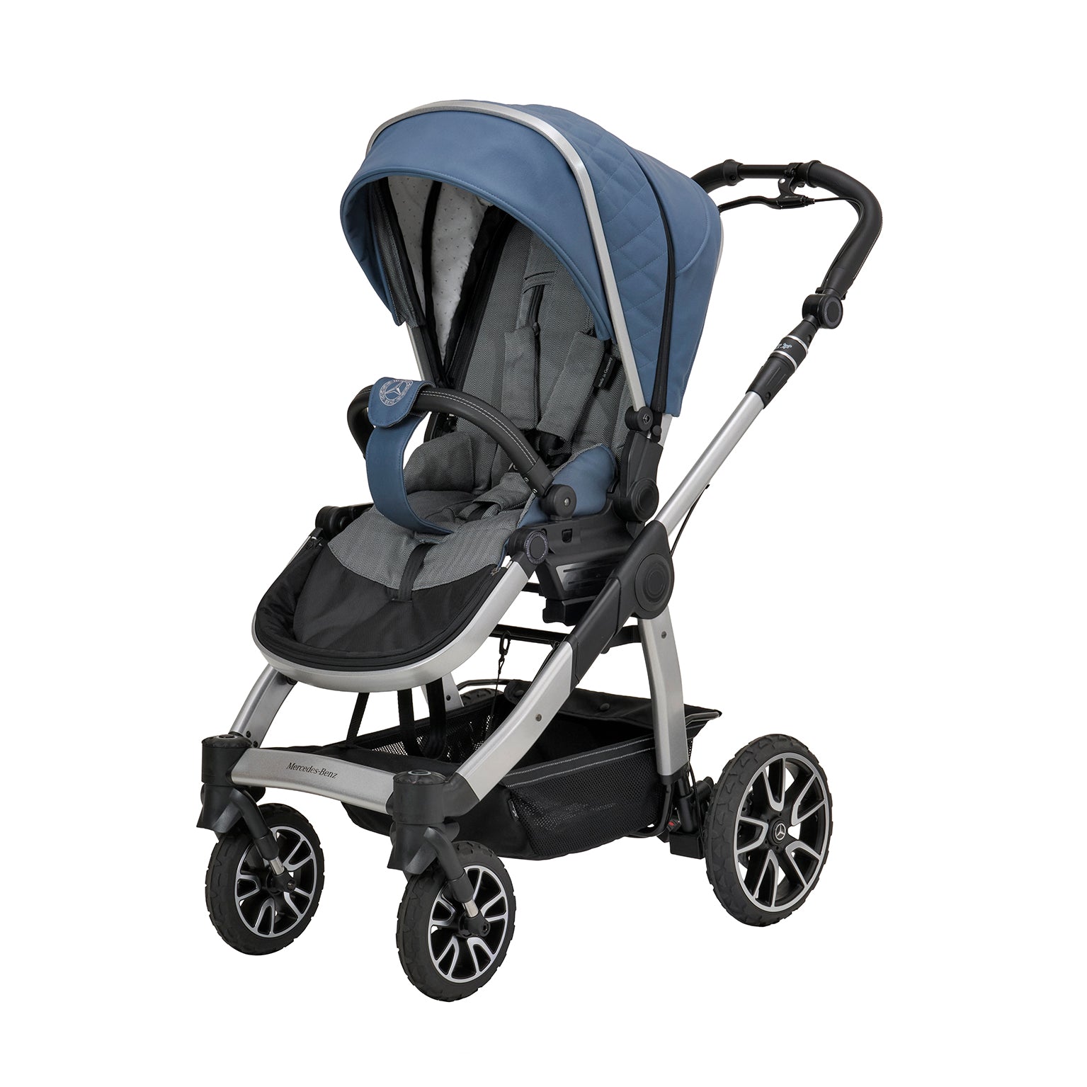 Kinderwagen in 617 / Vintage Blue mit verstellbarem Sportsitz und großem Sonnenverdeck.
Verdeck halb ausgeklappt.
Gestell in Hightec Silber mit Handbremse.
Schutzbügel und Handgriff in Schwarz.
Schräge Vorderansicht..