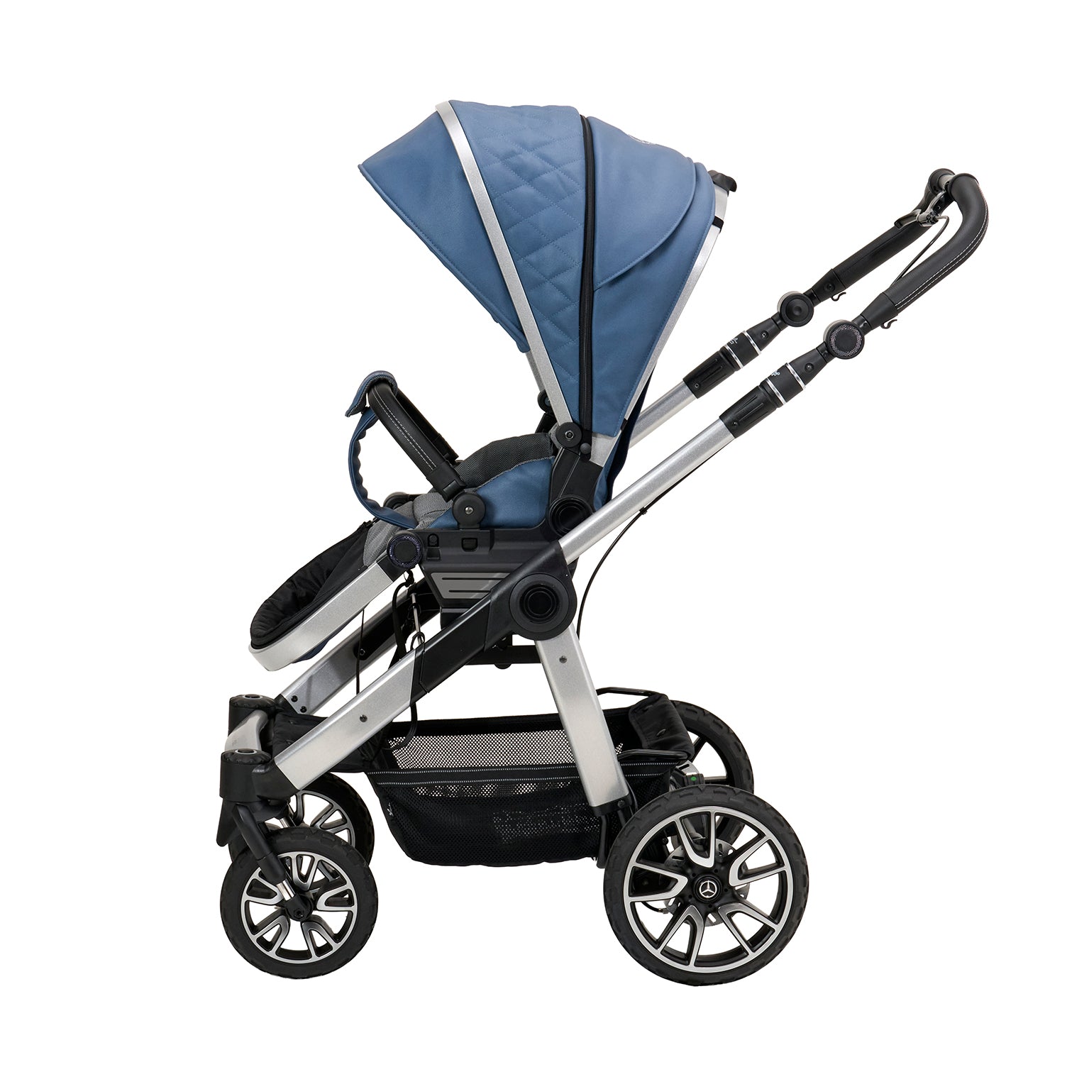 Kinderwagen in 617 / Vintage Blue mit verstellbarem Sportsitz und großem Sonnenverdeck.
Verdeck halb ausgeklappt.
Gestell in Hightec Silber mit Handbremse.
Schutzbügel und Handgriff in Schwarz.
Seitenansicht..