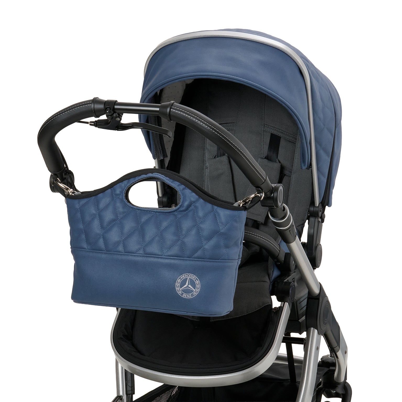 Bag2Go 617 / Vintage Blue befestigt am Kinderwagengestell.
Schräge Vorderansicht.