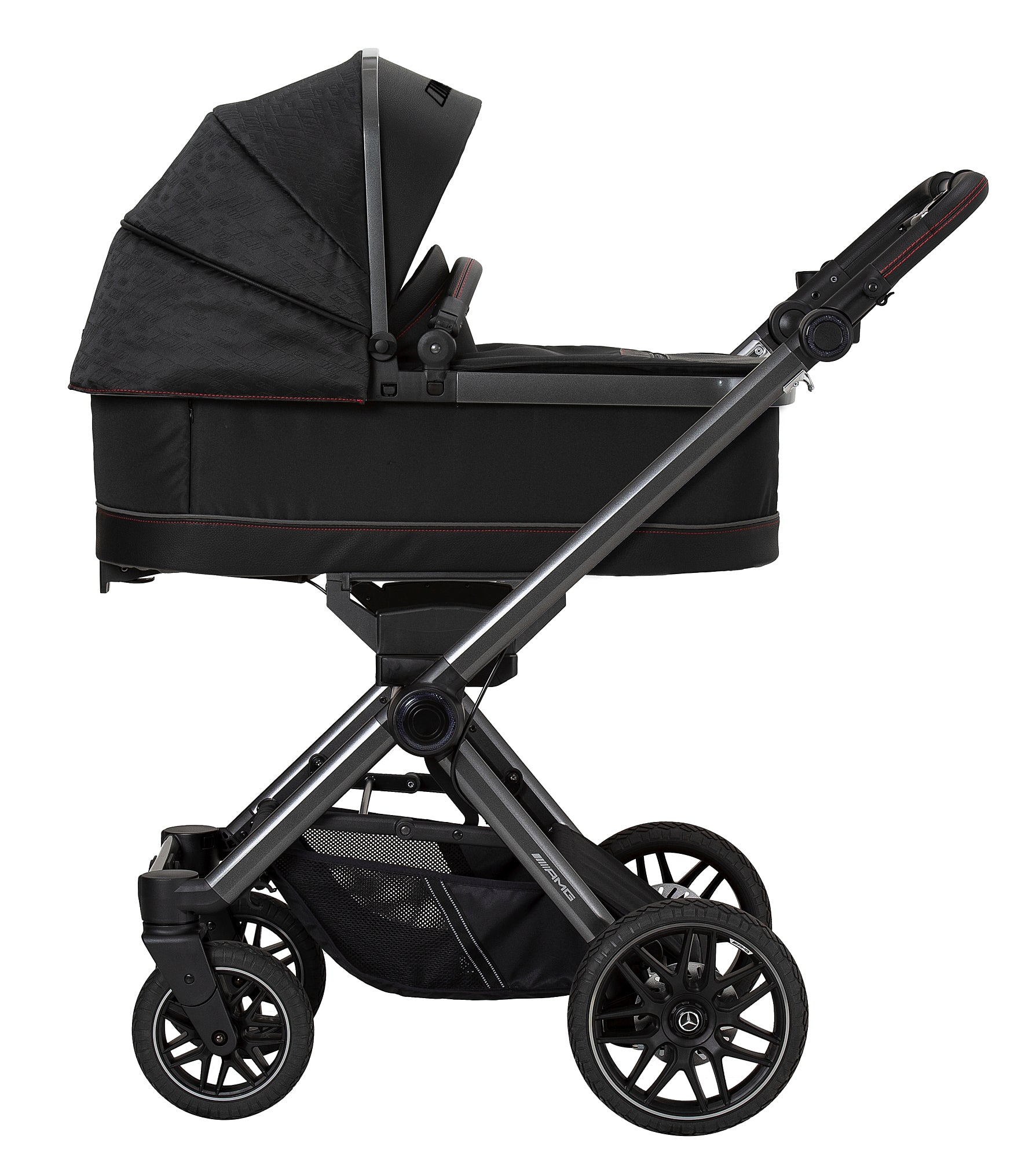 Kinderwagen 620 / Nachtschwarz mit Falttasche.
Verdeck halb ausgeklappt.
Rote Ziernähte.
Schutzbügel und Handgriff in Schwarz.
Gestell Graphitgrau - Rot
Seitenansicht.