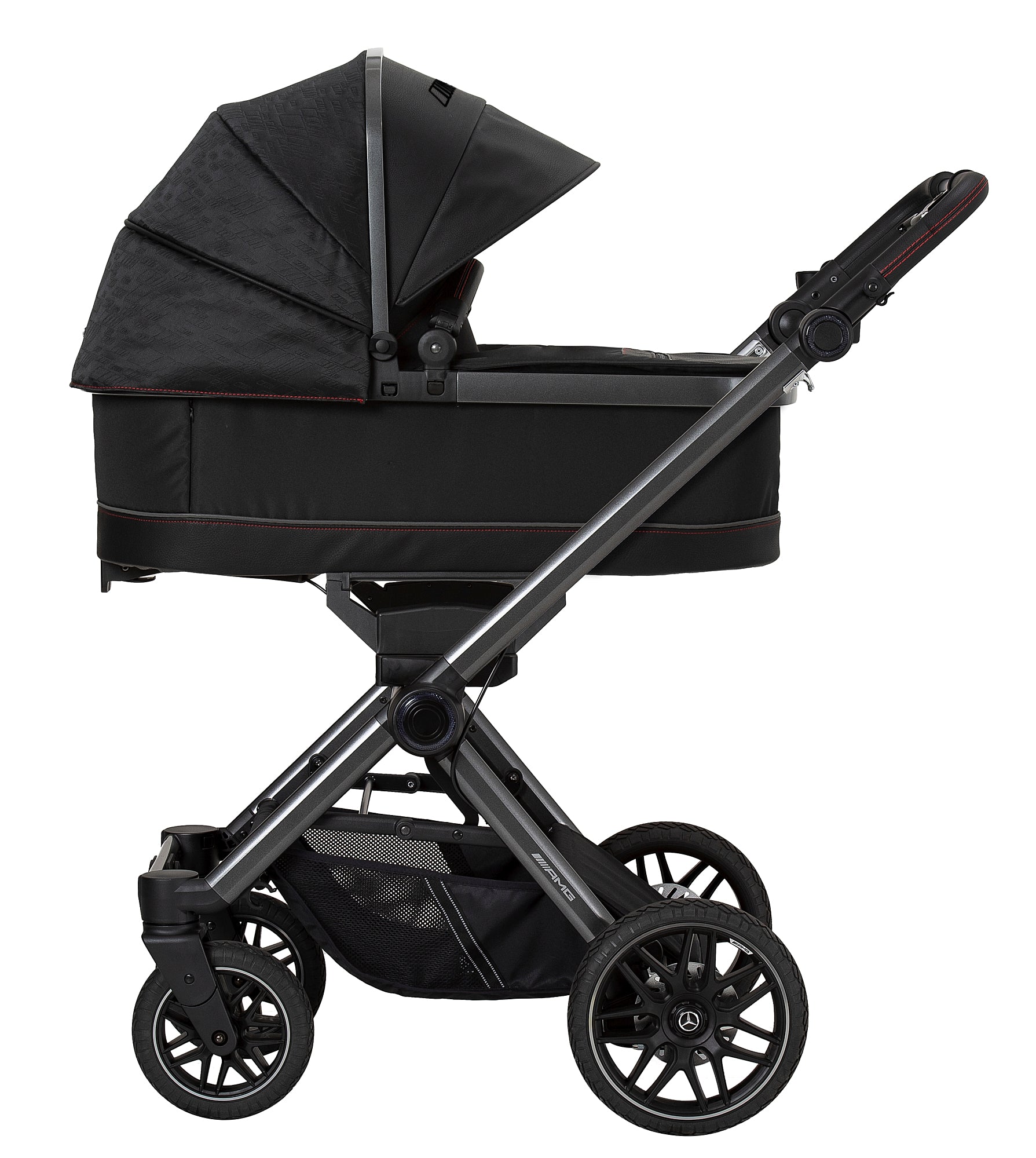 Kinderwagen 620 / Nachtschwarz mit Falttasche.
Verdeck komplett ausgeklappt.
Rote Ziernähte.
Schutzbügel und Handgriff in Schwarz.
Gestell Graphitgrau-Rot.
Seitenansicht.