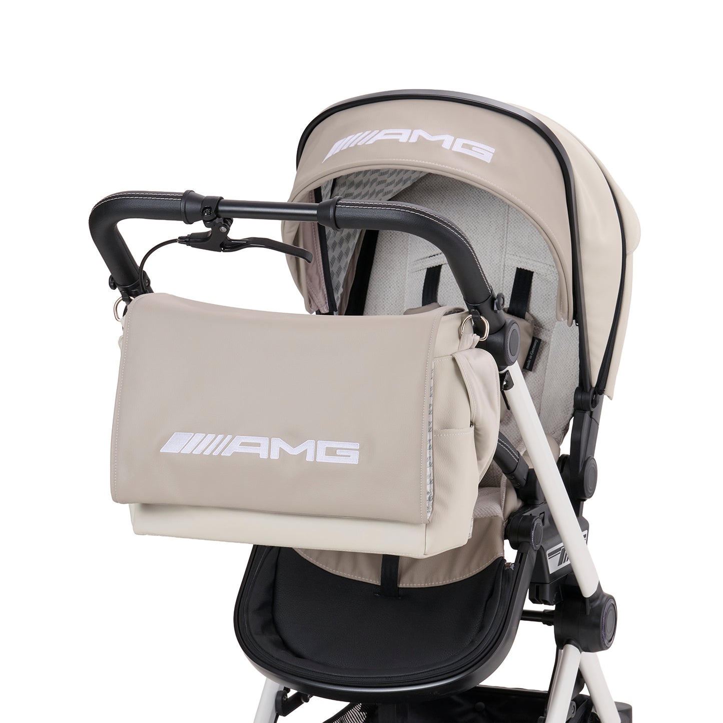 Wickeltasche in 621 / Bright Light mit mehreren Innenfächern und Schultergurt.
Rote Ziernähte und AMG Stickerei.
Am Gestell befestigt.
Schräge Vorderansicht.