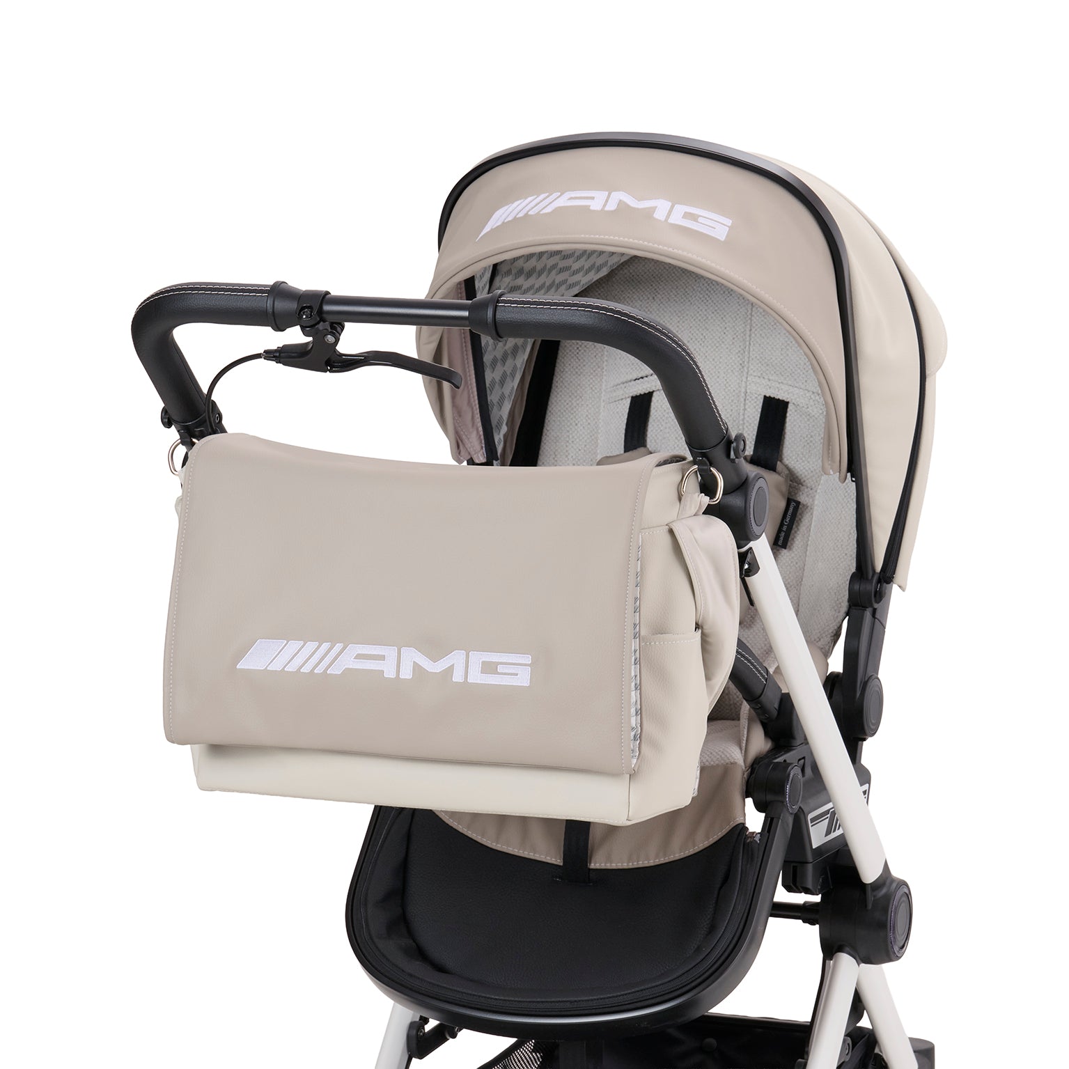 Wickeltasche in 621 / Bright Light mit mehreren Innenfächern und Schultergurt.
Rote Ziernähte und AMG Stickerei.
Am Gestell befestigt.
Schräge Vorderansicht.