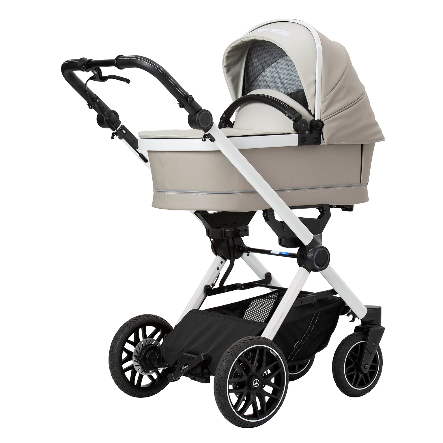 Kinderwagen 621 / Bright Light mit Falttasche.
Verdeck halb ausgeklappt.
Schutzbügel und Handgriff in Schwarz.
Gestell Crystal White.
Schräge Vorderansicht.