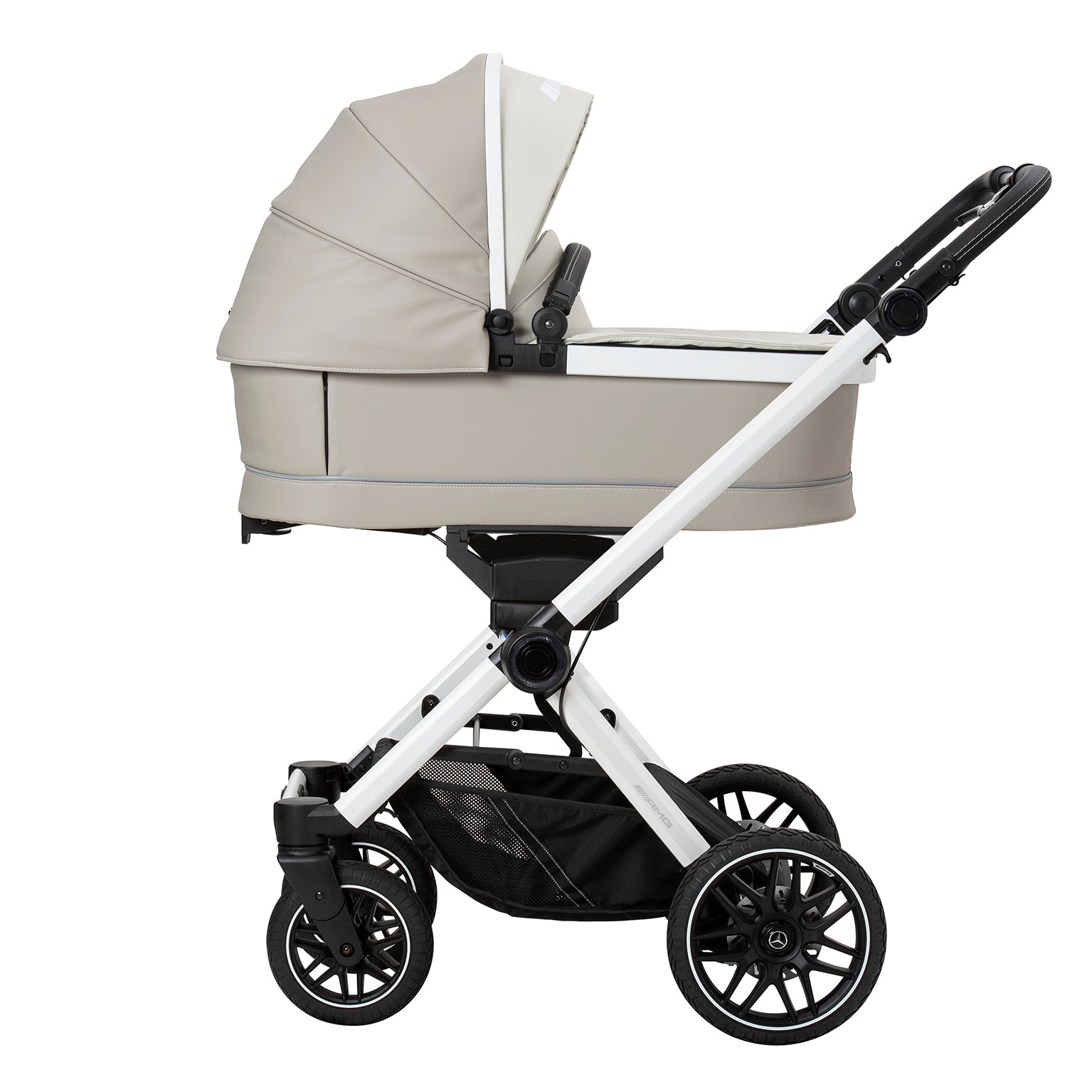 Kinderwagen 621 / Bright Light mit Falttasche.
Verdeck halb ausgeklappt.
Schutzbügel und Handgriff in Schwarz.
Gestell Crystal White.
Seitenansicht.
