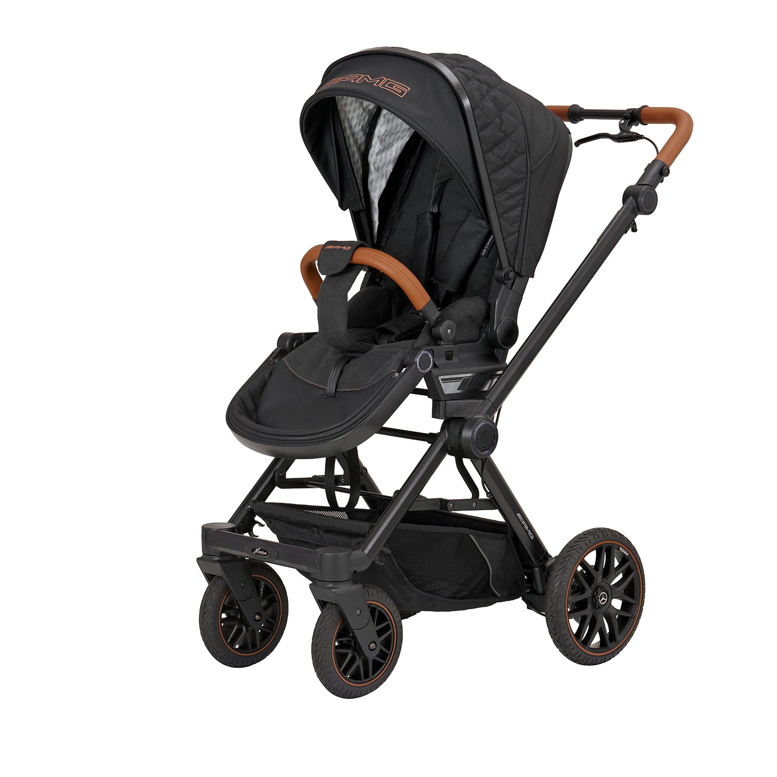 Kinderwagen in schwarz mit farbiger Stickerei.
Mit verstellbarem Sportsitz und großem Sonnenverdeck.
Schutzbügel und Handgriff in braunem Leder.
Schräge Vorderansicht.
Mit Handbremse