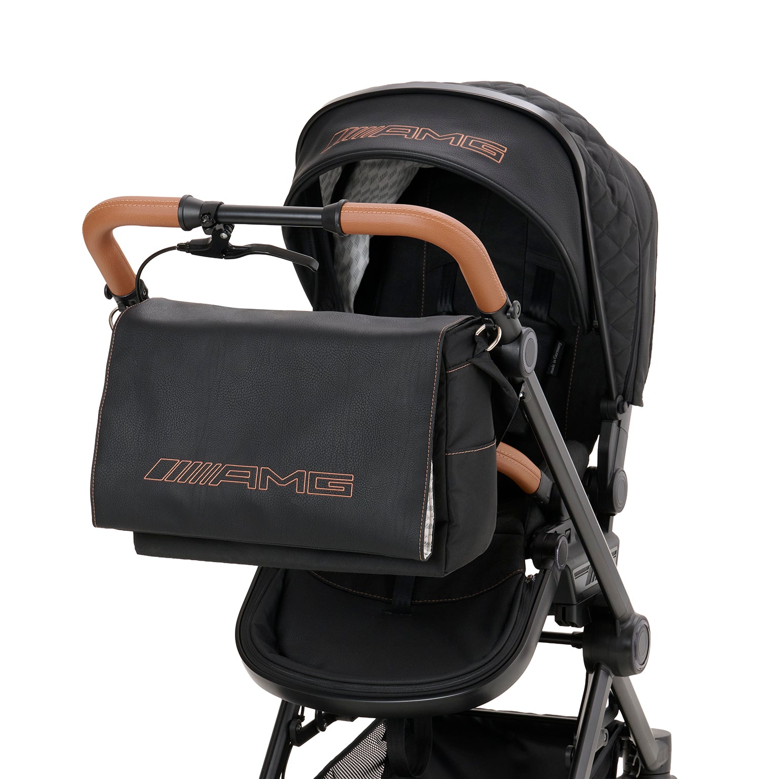 Wickeltasche in 622 / Sienabraun mit mehreren Innenfächern und Schultergurt.
Rote Ziernähte und AMG Stickerei.
Am Gestell befestigt.
Schräge Vorderansicht.